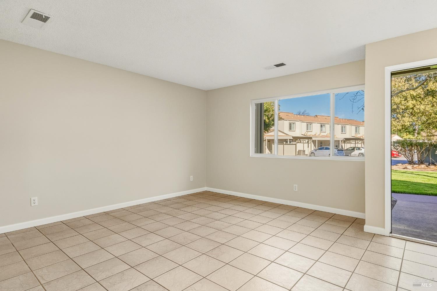 Detail Gallery Image 10 of 30 For 104 Oliva Ct #C,  Novato,  CA 94947 - 3 Beds | 1/1 Baths