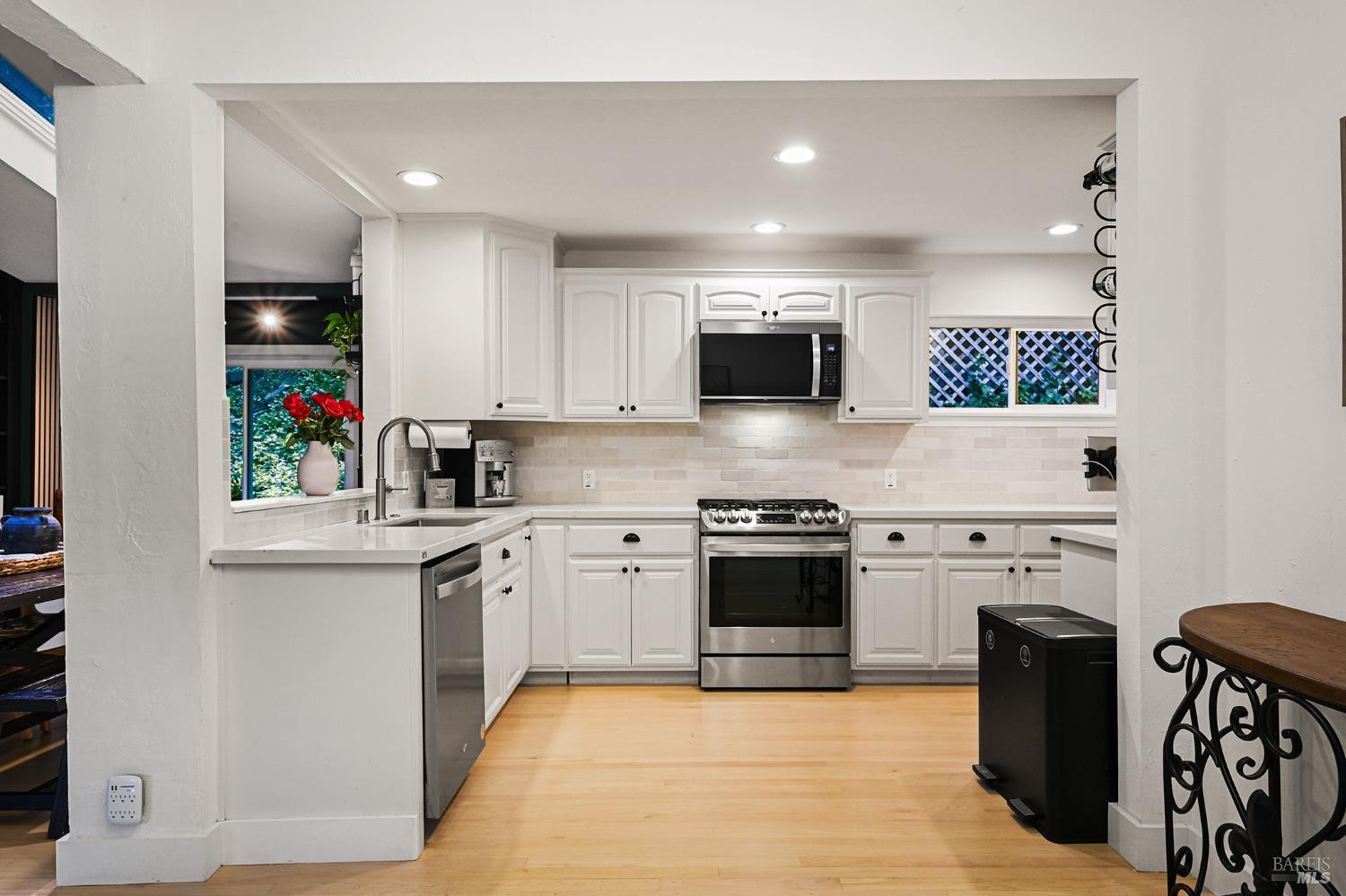 Detail Gallery Image 17 of 59 For 16 Iron Springs Rd, Fairfax,  CA 94930 - 4 Beds | 2 Baths