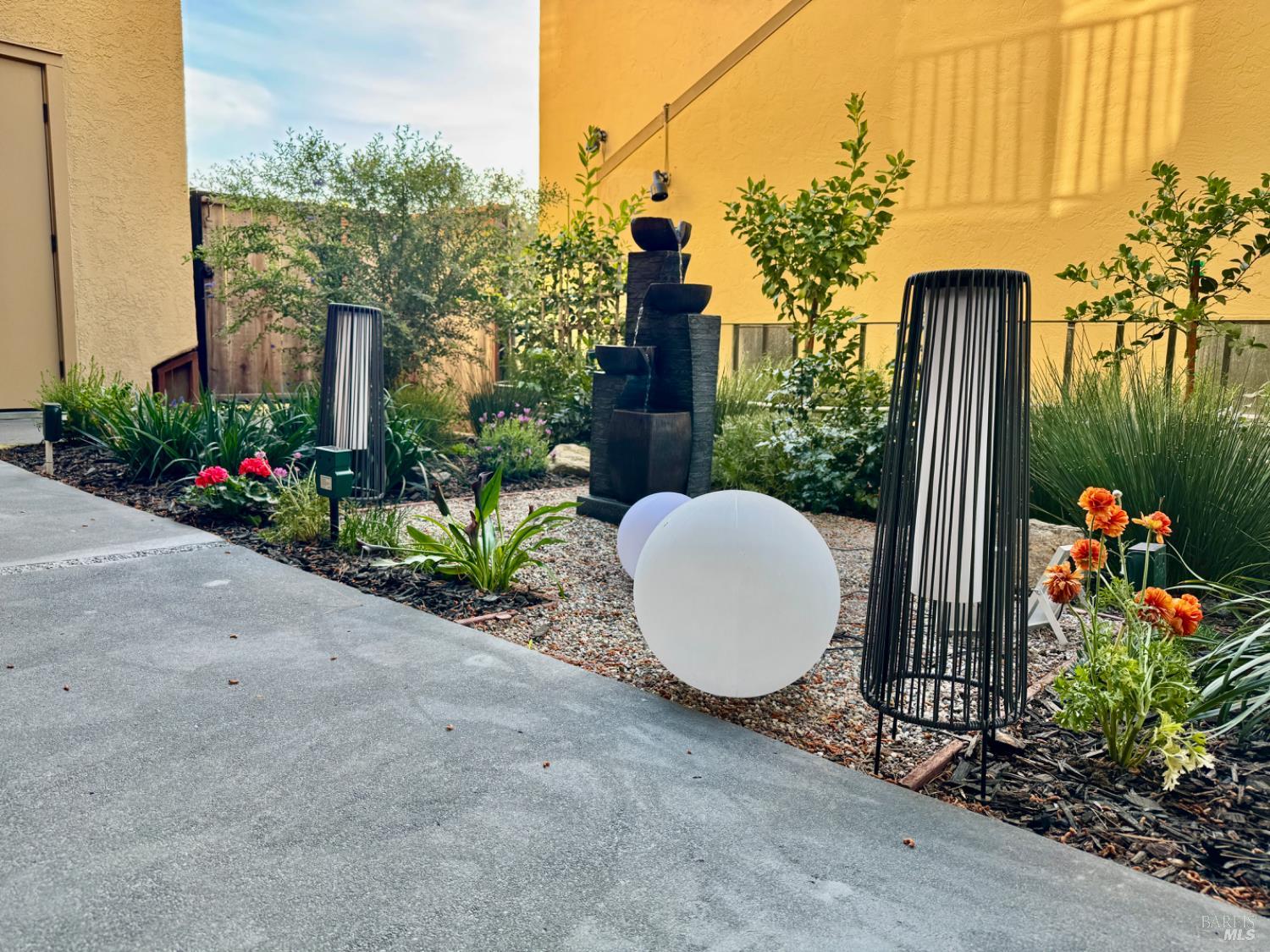 Detail Gallery Image 2 of 33 For 100 Marin Center Dr #31,  San Rafael,  CA 94903 - 2 Beds | 2 Baths