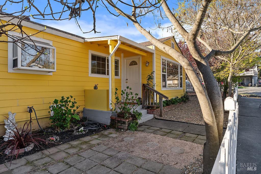 Detail Gallery Image 4 of 50 For 201 Triplett Dr, Cloverdale,  CA 95425 - 3 Beds | 2/1 Baths