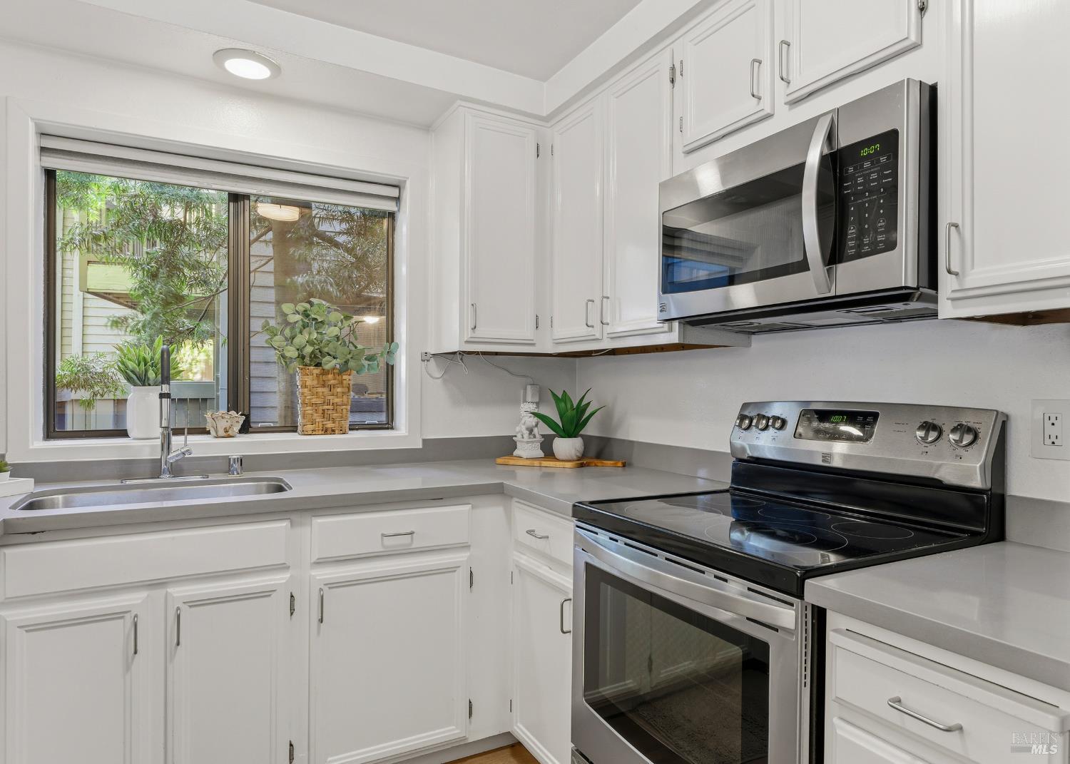 Detail Gallery Image 4 of 33 For 62 Cypress Pl, Sausalito,  CA 94965 - 2 Beds | 2 Baths