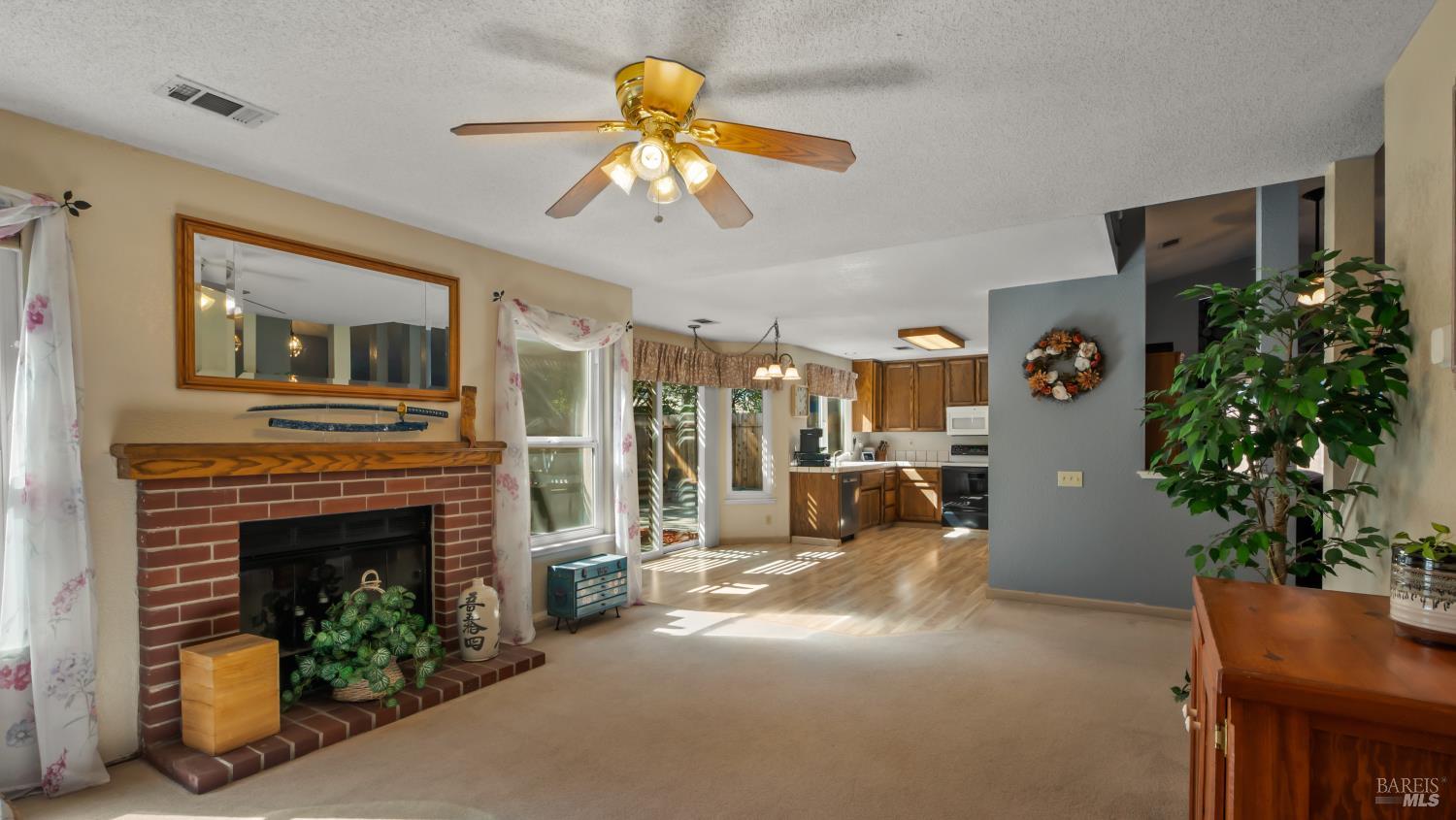 Detail Gallery Image 11 of 68 For 202 Songbird Ct, Vacaville,  CA 95687 - 4 Beds | 3 Baths