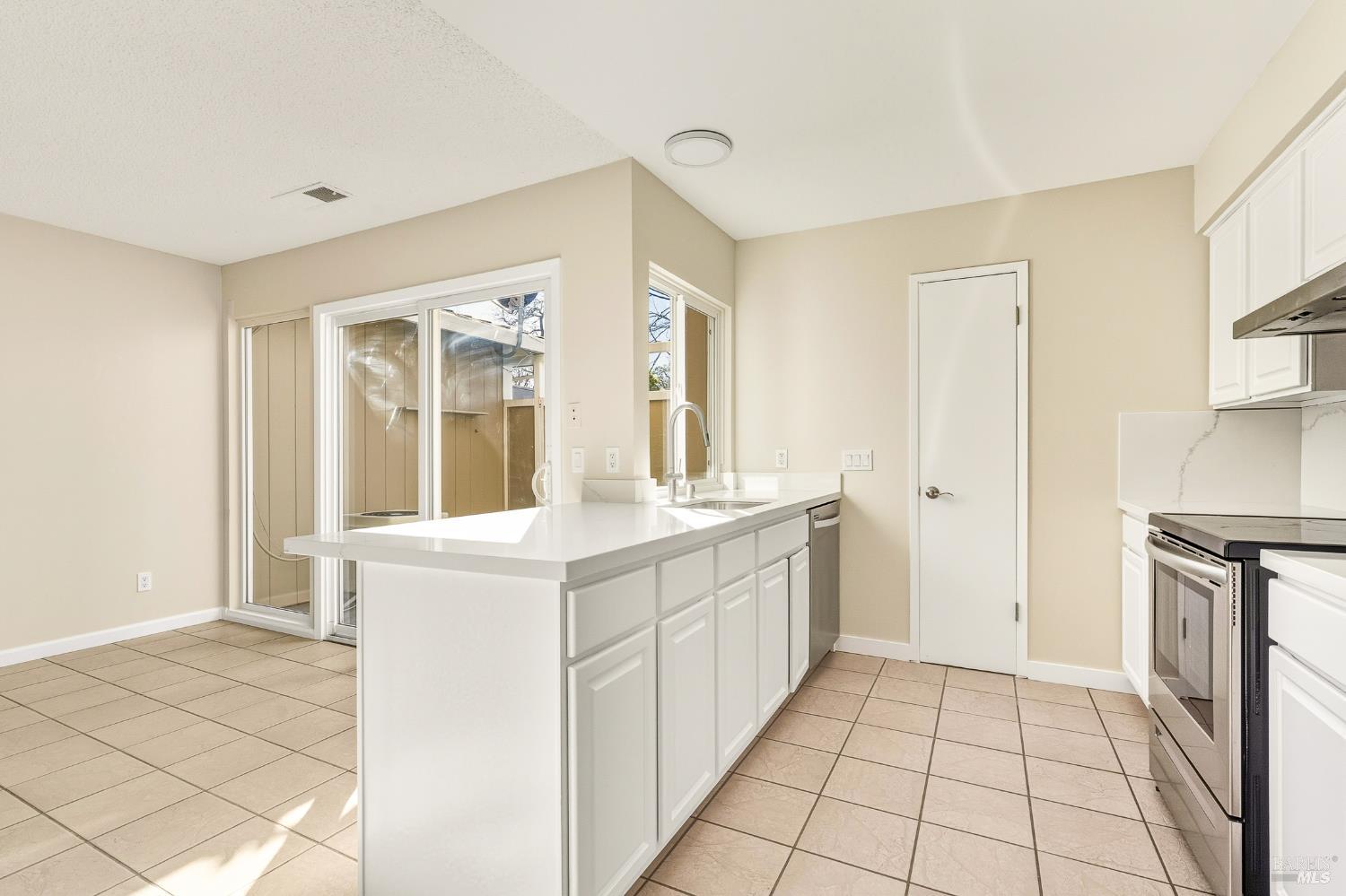 Detail Gallery Image 4 of 30 For 104 Oliva Ct #C,  Novato,  CA 94947 - 3 Beds | 1/1 Baths
