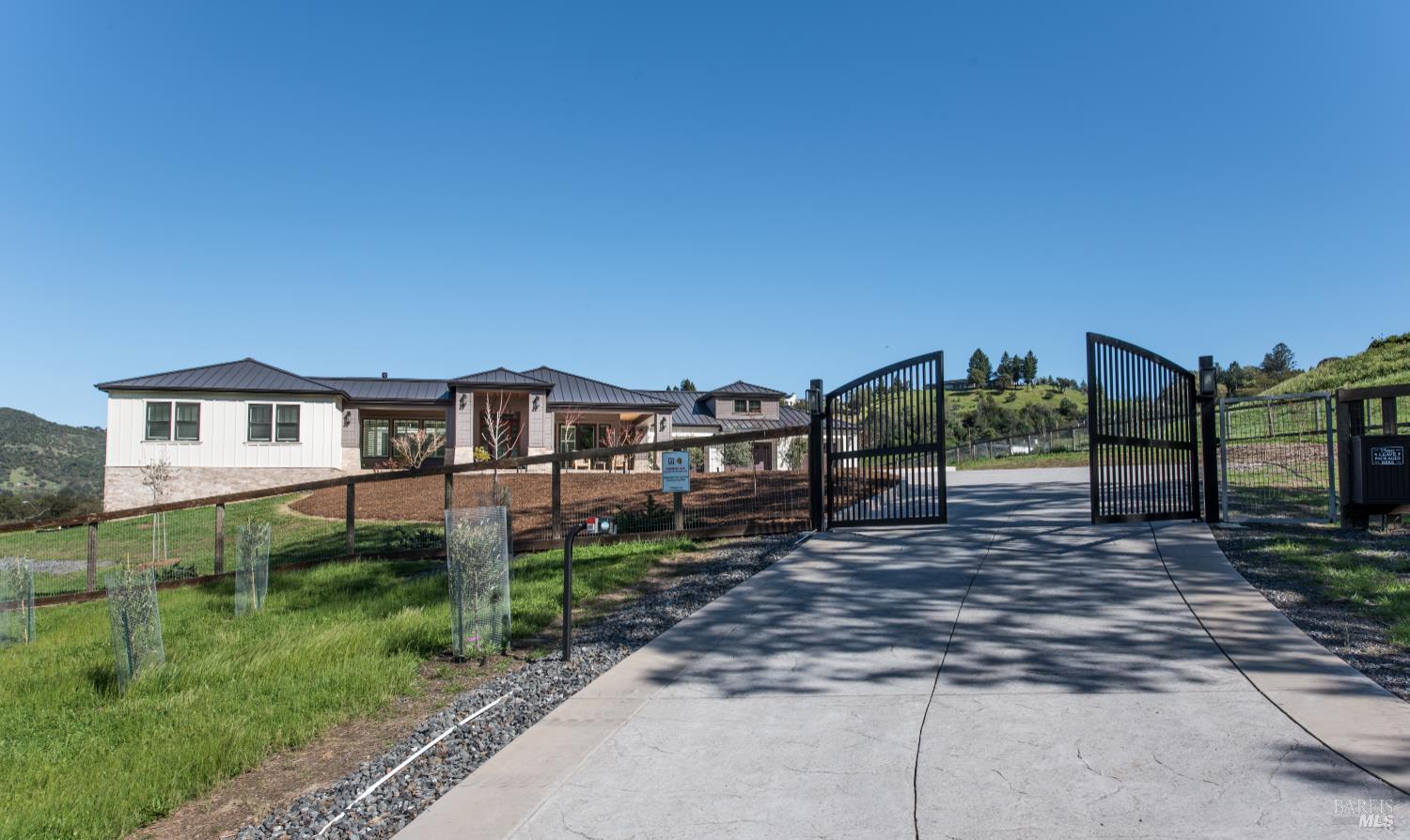 Detail Gallery Image 4 of 93 For 3932 Silver Fox Ct, Santa Rosa,  CA 95403 - 4 Beds | 4/1 Baths