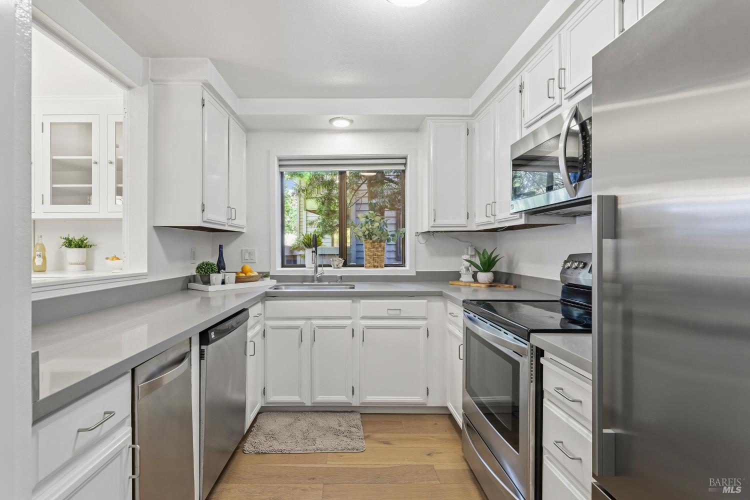 Detail Gallery Image 3 of 33 For 62 Cypress Pl, Sausalito,  CA 94965 - 2 Beds | 2 Baths