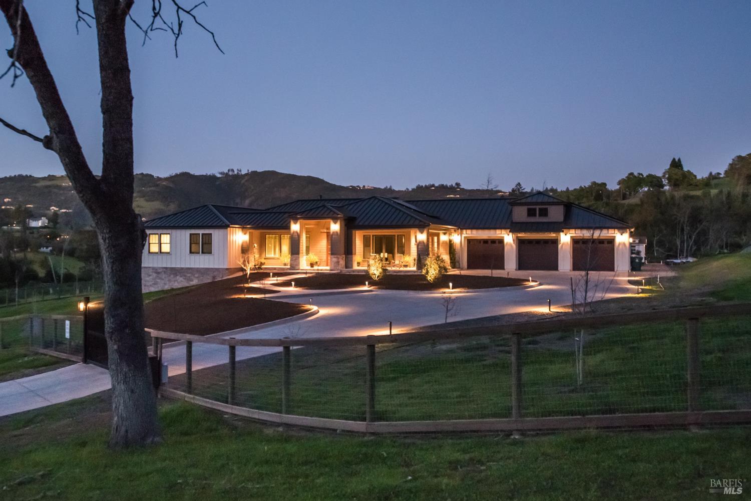 Detail Gallery Image 2 of 93 For 3932 Silver Fox Ct, Santa Rosa,  CA 95403 - 4 Beds | 4/1 Baths