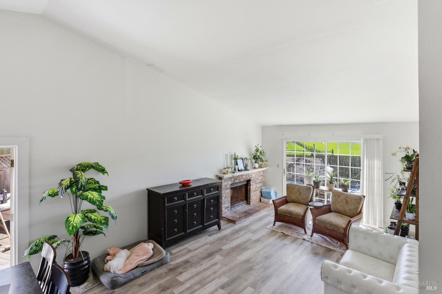 Detail Gallery Image 8 of 36 For 1407 Georgia Ct, Rohnert Park,  CA 94928 - 4 Beds | 3 Baths