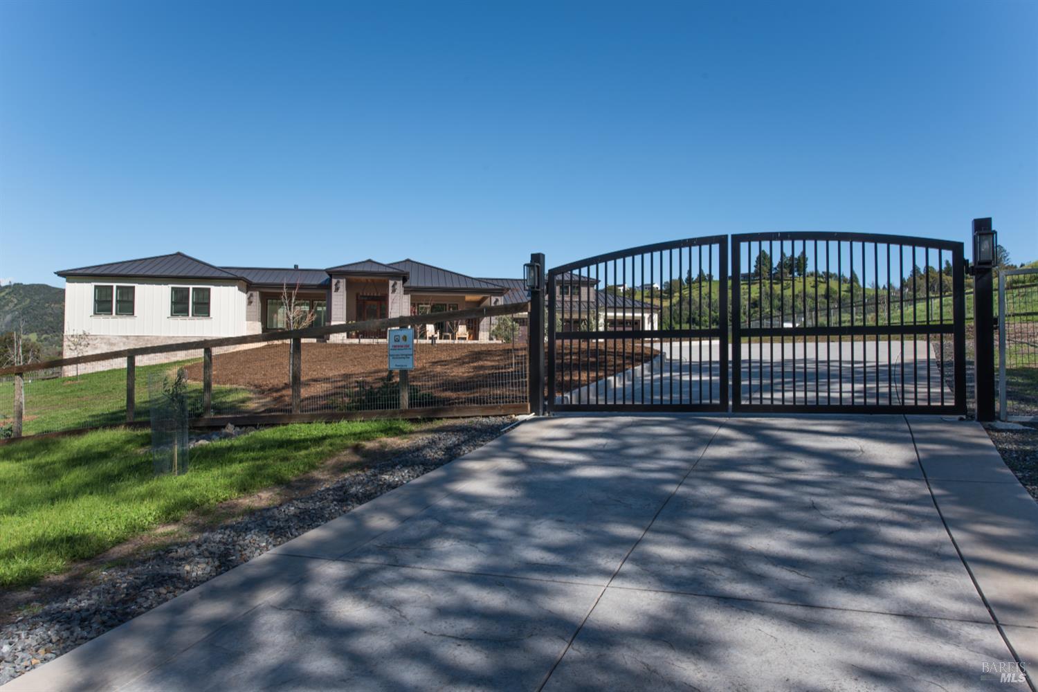 Detail Gallery Image 3 of 93 For 3932 Silver Fox Ct, Santa Rosa,  CA 95403 - 4 Beds | 4/1 Baths