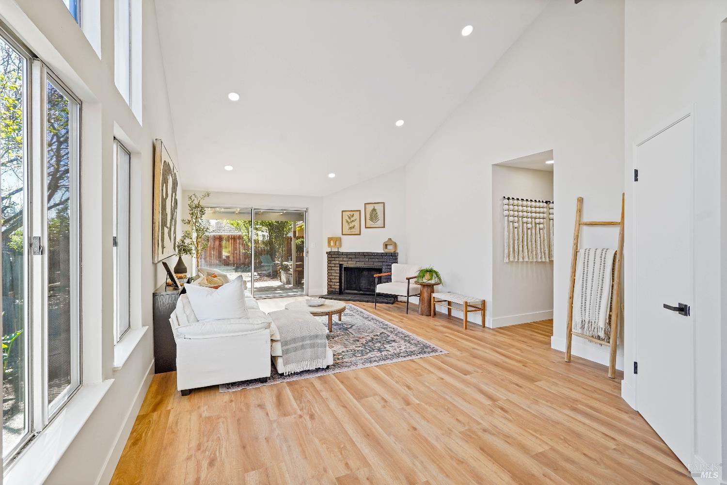 Detail Gallery Image 2 of 34 For 5001 Lakeview Cir, Fairfield,  CA 94534 - 3 Beds | 2 Baths