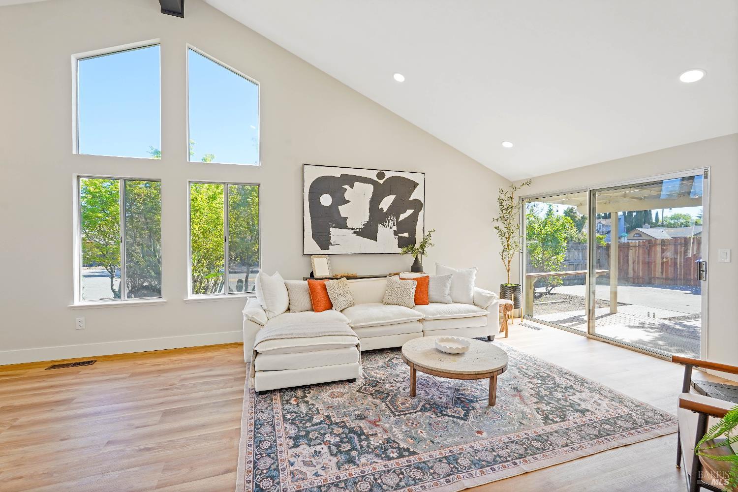 Detail Gallery Image 4 of 34 For 5001 Lakeview Cir, Fairfield,  CA 94534 - 3 Beds | 2 Baths