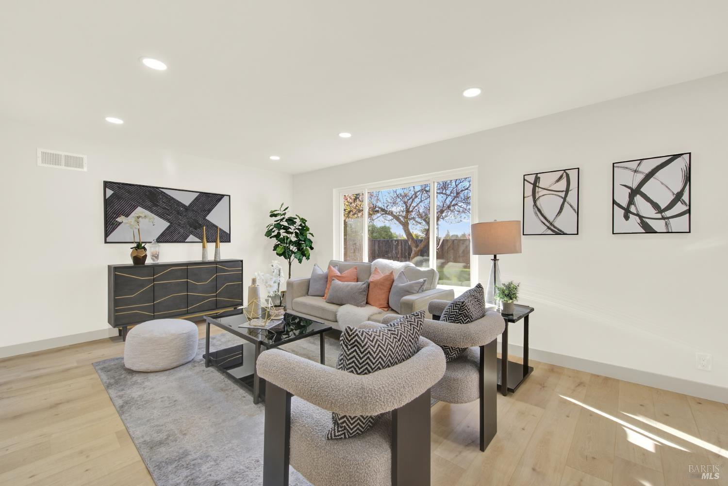 Detail Gallery Image 7 of 44 For 241 Blue Ridge Dr, Martinez,  CA 94553 - 4 Beds | 2/1 Baths