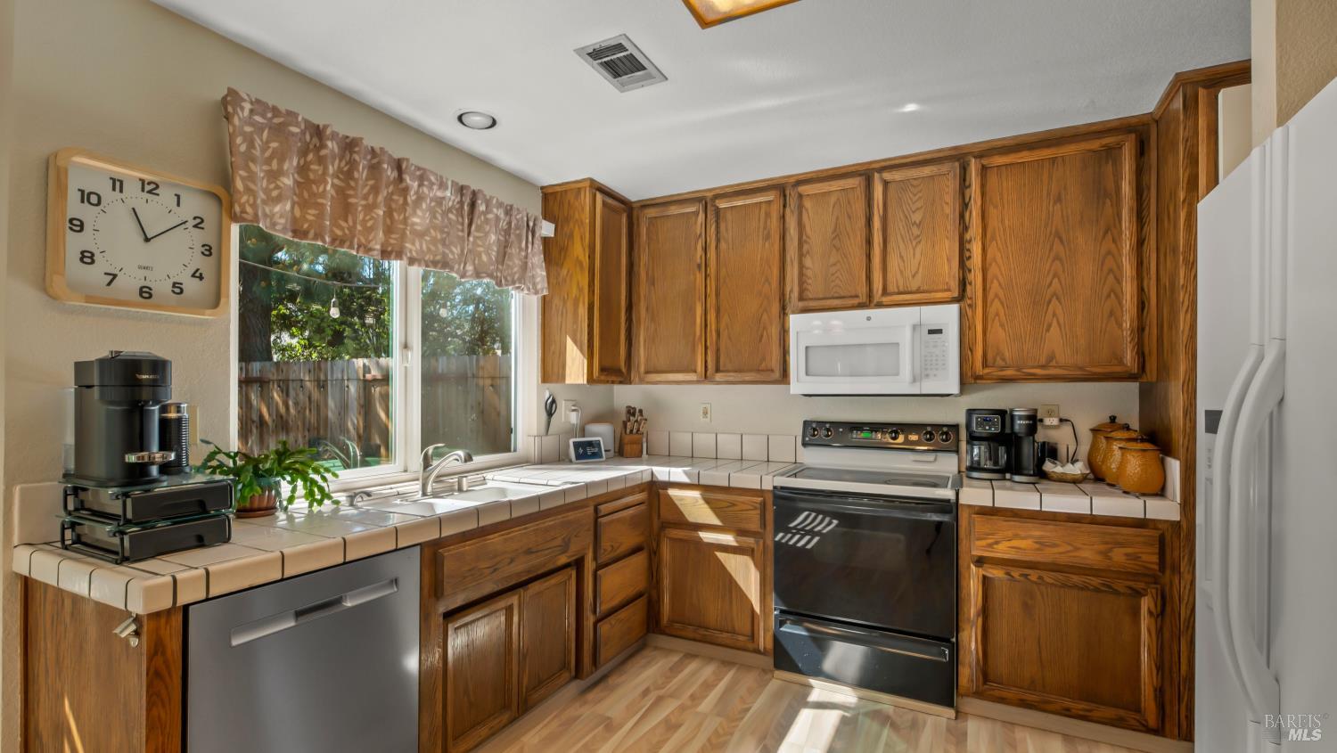 Detail Gallery Image 15 of 68 For 202 Songbird Ct, Vacaville,  CA 95687 - 4 Beds | 3 Baths