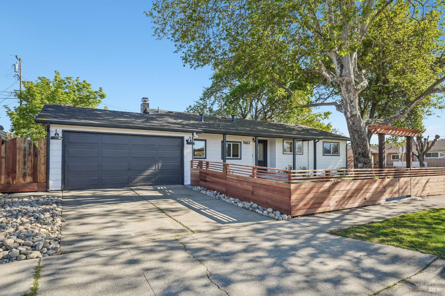 Detail Gallery Image 3 of 49 For 1662 Glazier Dr, Concord,  CA 94521 - 3 Beds | 2 Baths