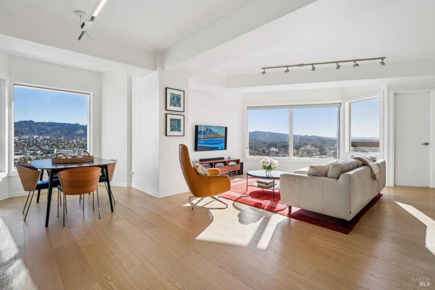 Detail Gallery Image 3 of 38 For 6363 Christie Ave #2627,  Emeryville,  CA 94608 - 2 Beds | 2 Baths