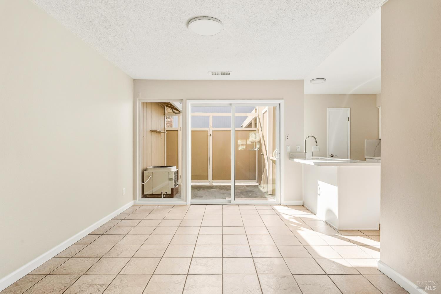 Detail Gallery Image 8 of 30 For 104 Oliva Ct #C,  Novato,  CA 94947 - 3 Beds | 1/1 Baths