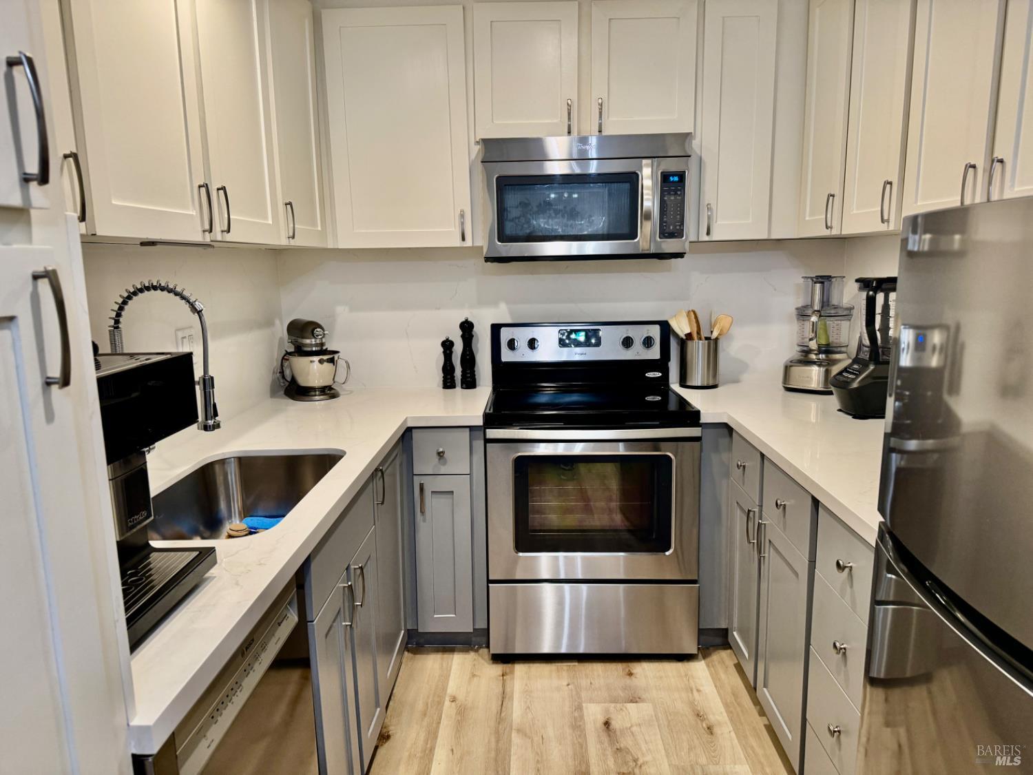 Detail Gallery Image 8 of 33 For 100 Marin Center Dr #31,  San Rafael,  CA 94903 - 2 Beds | 2 Baths