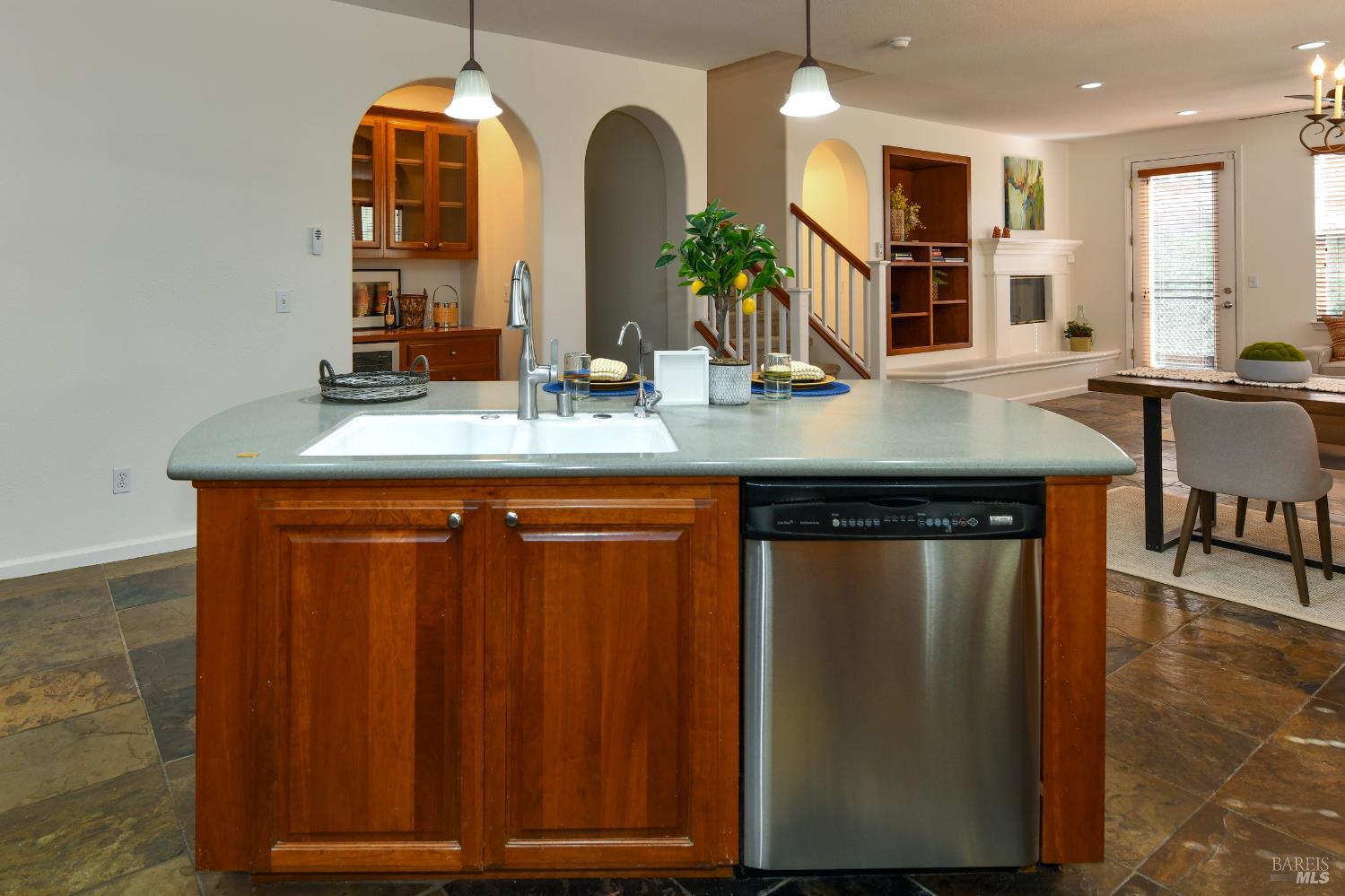 Detail Gallery Image 5 of 50 For 5015 Staghorn Dr, Vallejo,  CA 94591 - 3 Beds | 3 Baths