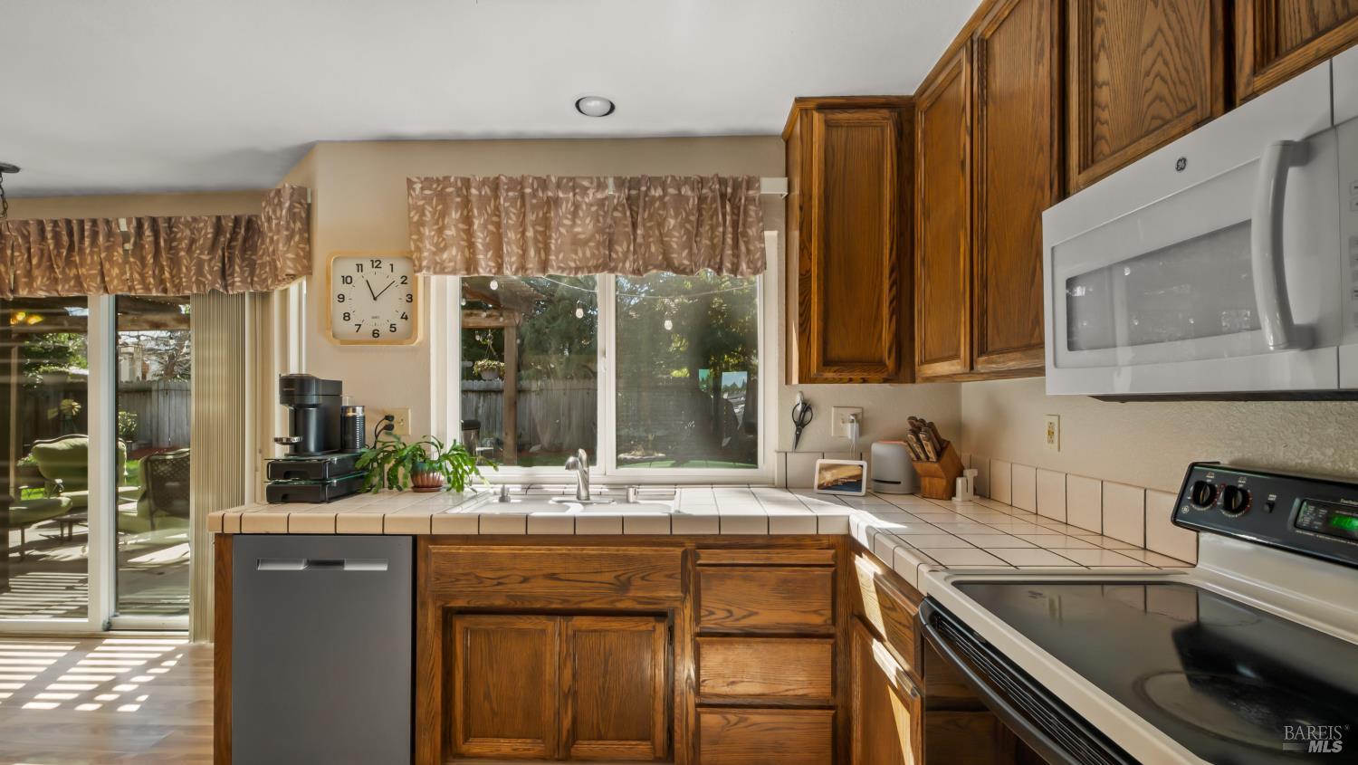 Detail Gallery Image 16 of 68 For 202 Songbird Ct, Vacaville,  CA 95687 - 4 Beds | 3 Baths