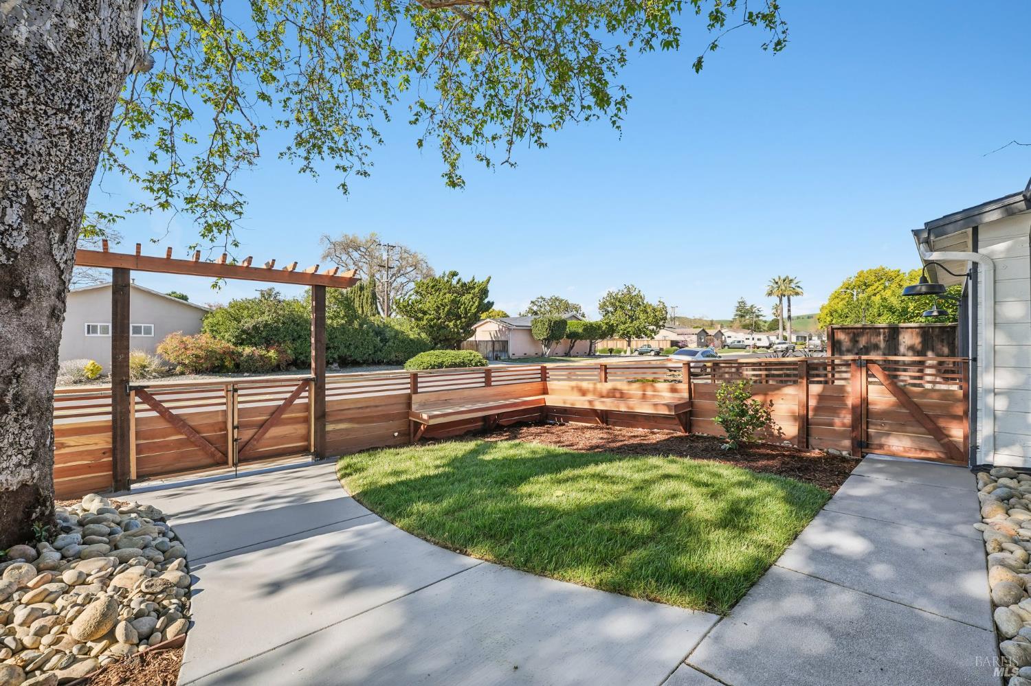 Detail Gallery Image 5 of 49 For 1662 Glazier Dr, Concord,  CA 94521 - 3 Beds | 2 Baths