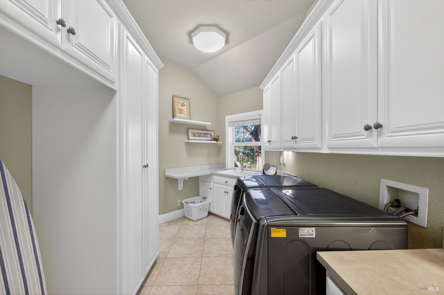 Detail Gallery Image 33 of 89 For 2054 Pinecrest Ct, Vacaville,  CA 95688 - 4 Beds | 4/1 Baths