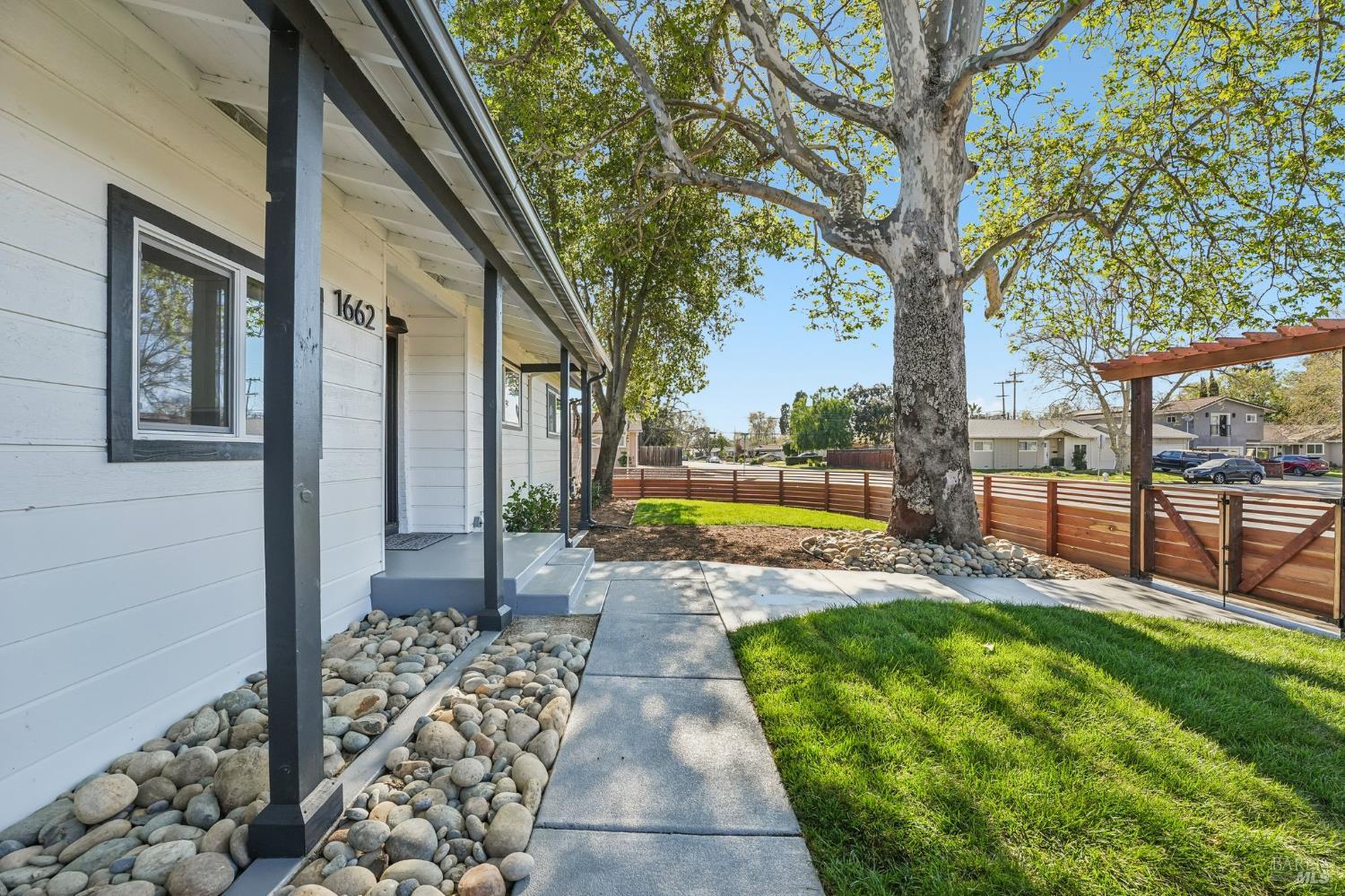 Detail Gallery Image 6 of 49 For 1662 Glazier Dr, Concord,  CA 94521 - 3 Beds | 2 Baths