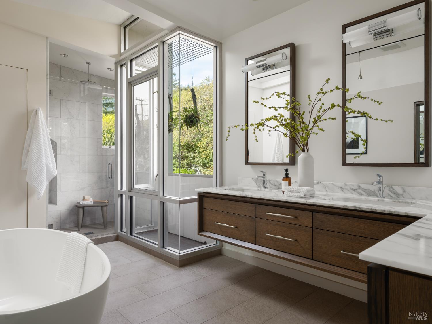 Detail Gallery Image 15 of 41 For 8 Laurel St, Mill Valley,  CA 94941 - 6 Beds | 4/1 Baths