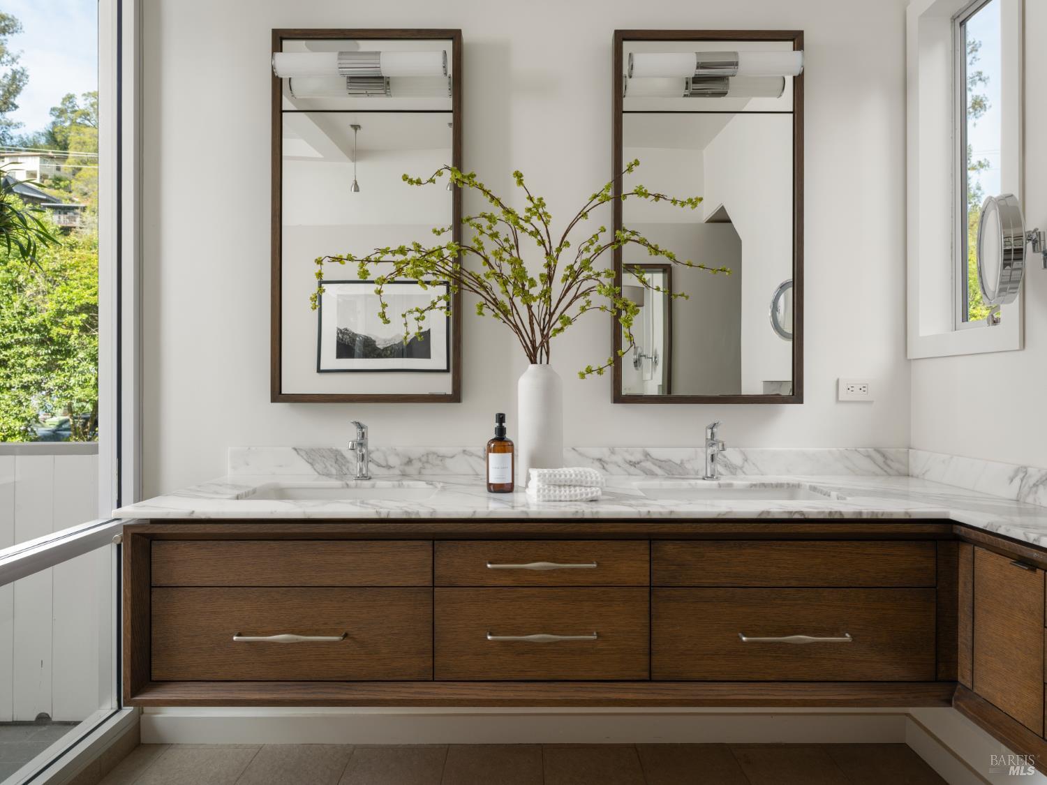 Detail Gallery Image 13 of 41 For 8 Laurel St, Mill Valley,  CA 94941 - 6 Beds | 4/1 Baths