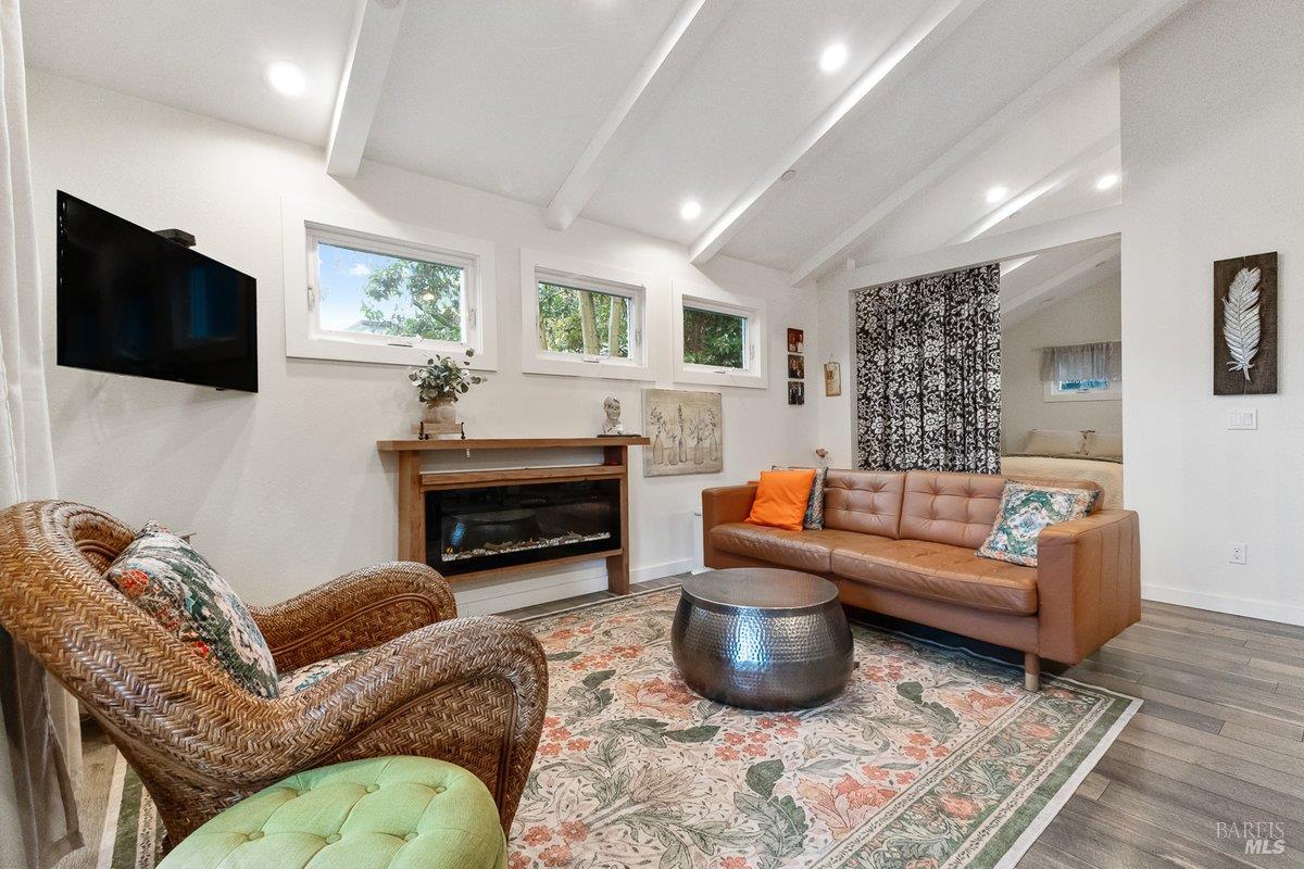 Detail Gallery Image 9 of 20 For 821 Prince Ave, Healdsburg,  CA 95448 - 3 Beds | 3/1 Baths