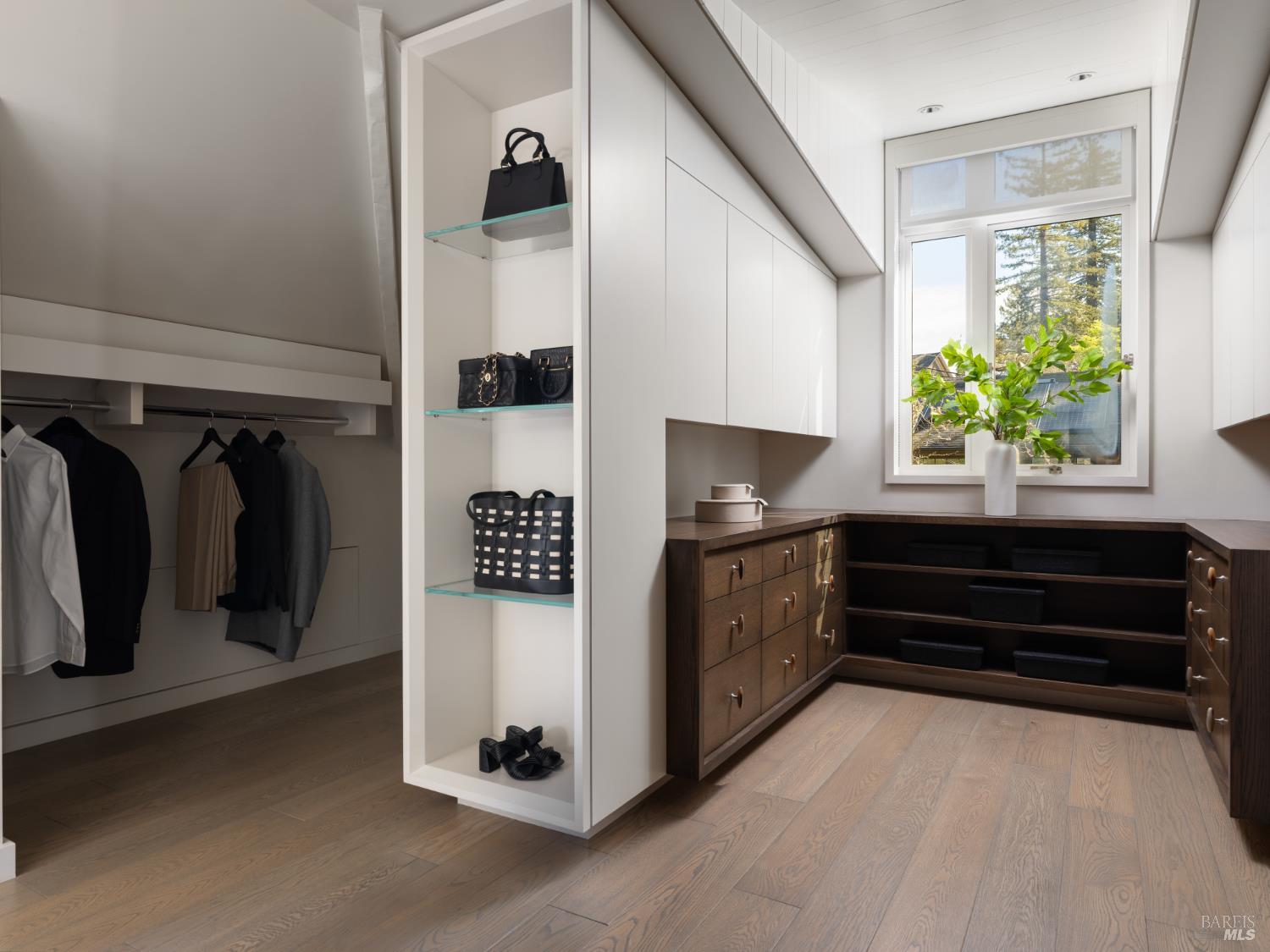 Detail Gallery Image 16 of 41 For 8 Laurel St, Mill Valley,  CA 94941 - 6 Beds | 4/1 Baths