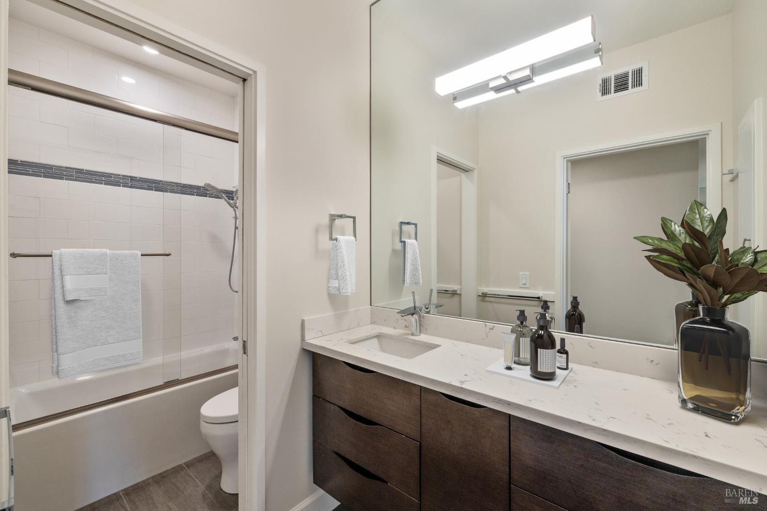 Detail Gallery Image 14 of 56 For 2002 Paradise Dr, Tiburon,  CA 94920 - – Beds | – Baths