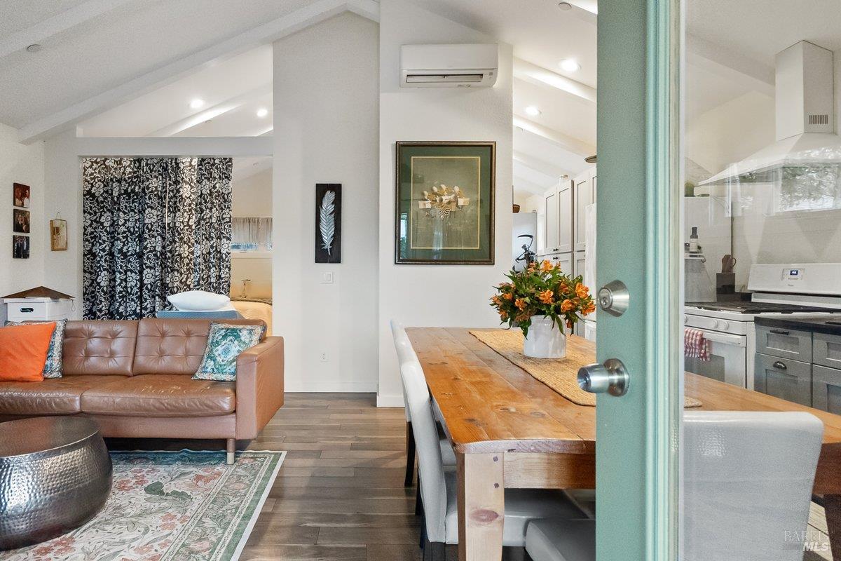 Detail Gallery Image 8 of 20 For 821 Prince Ave, Healdsburg,  CA 95448 - 3 Beds | 3/1 Baths