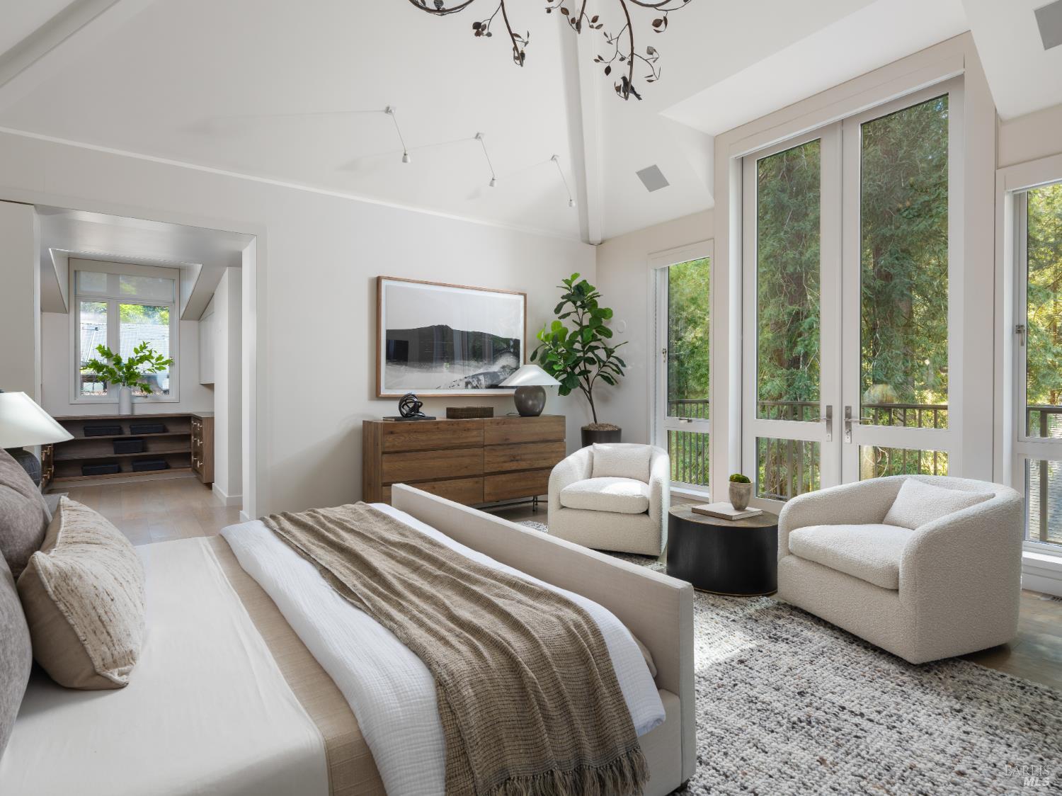 Detail Gallery Image 12 of 41 For 8 Laurel St, Mill Valley,  CA 94941 - 6 Beds | 4/1 Baths