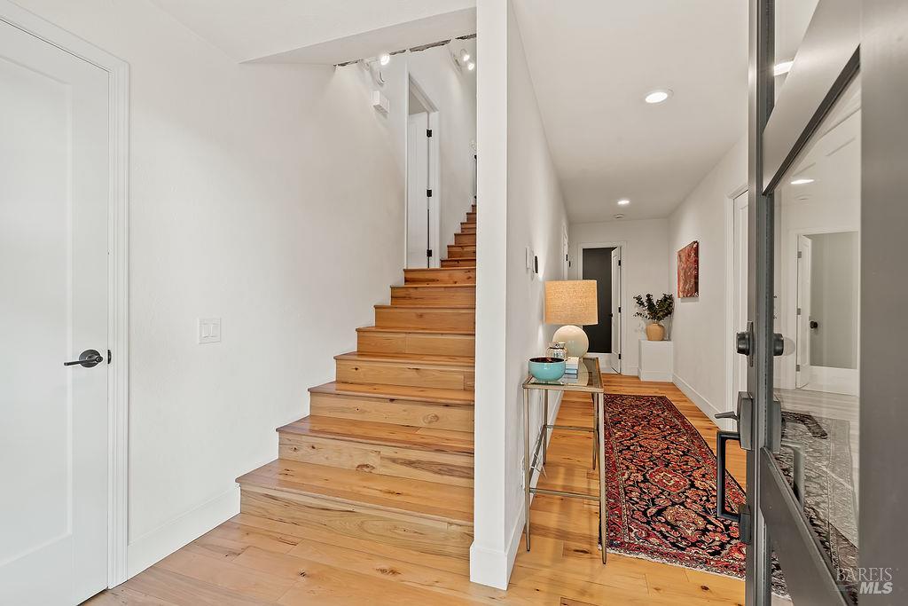 Detail Gallery Image 3 of 58 For 913 Valley View Dr, Healdsburg,  CA 95448 - 3 Beds | 3 Baths