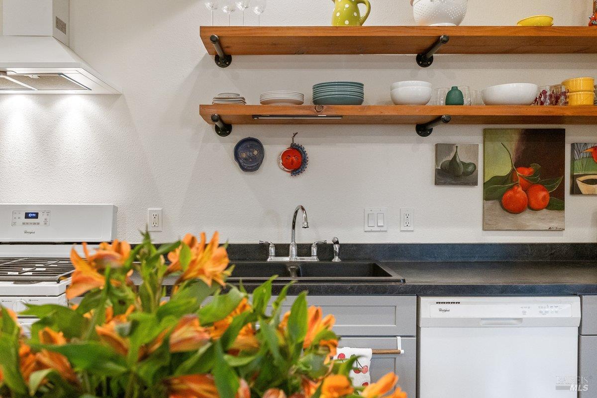 Detail Gallery Image 11 of 20 For 821 Prince Ave, Healdsburg,  CA 95448 - 3 Beds | 3/1 Baths