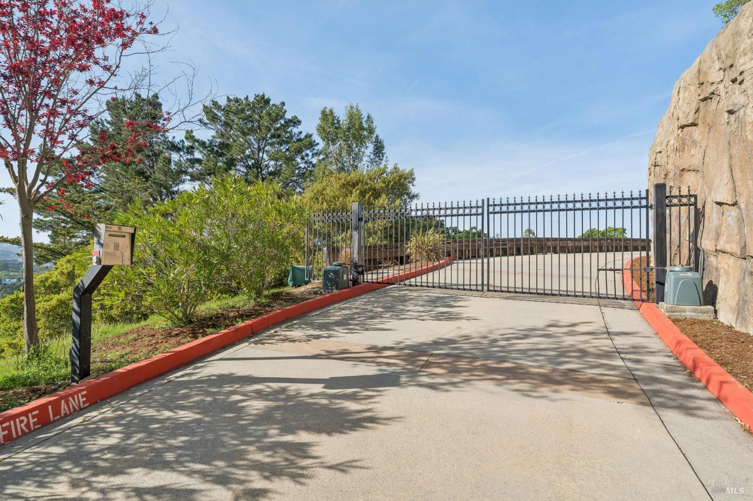 Detail Gallery Image 2 of 69 For 9 Edgehill Way, San Rafael,  CA 94903 - 3 Beds | 3 Baths