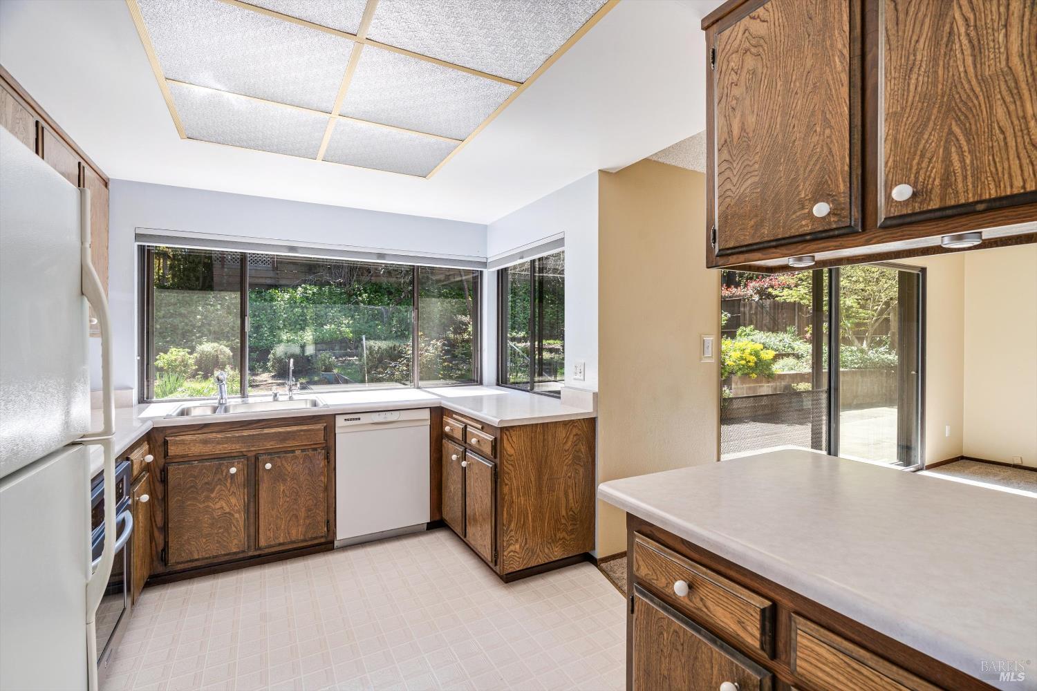 Detail Gallery Image 10 of 35 For 809 Gilardi Dr, Petaluma,  CA 94952 - 4 Beds | 2 Baths