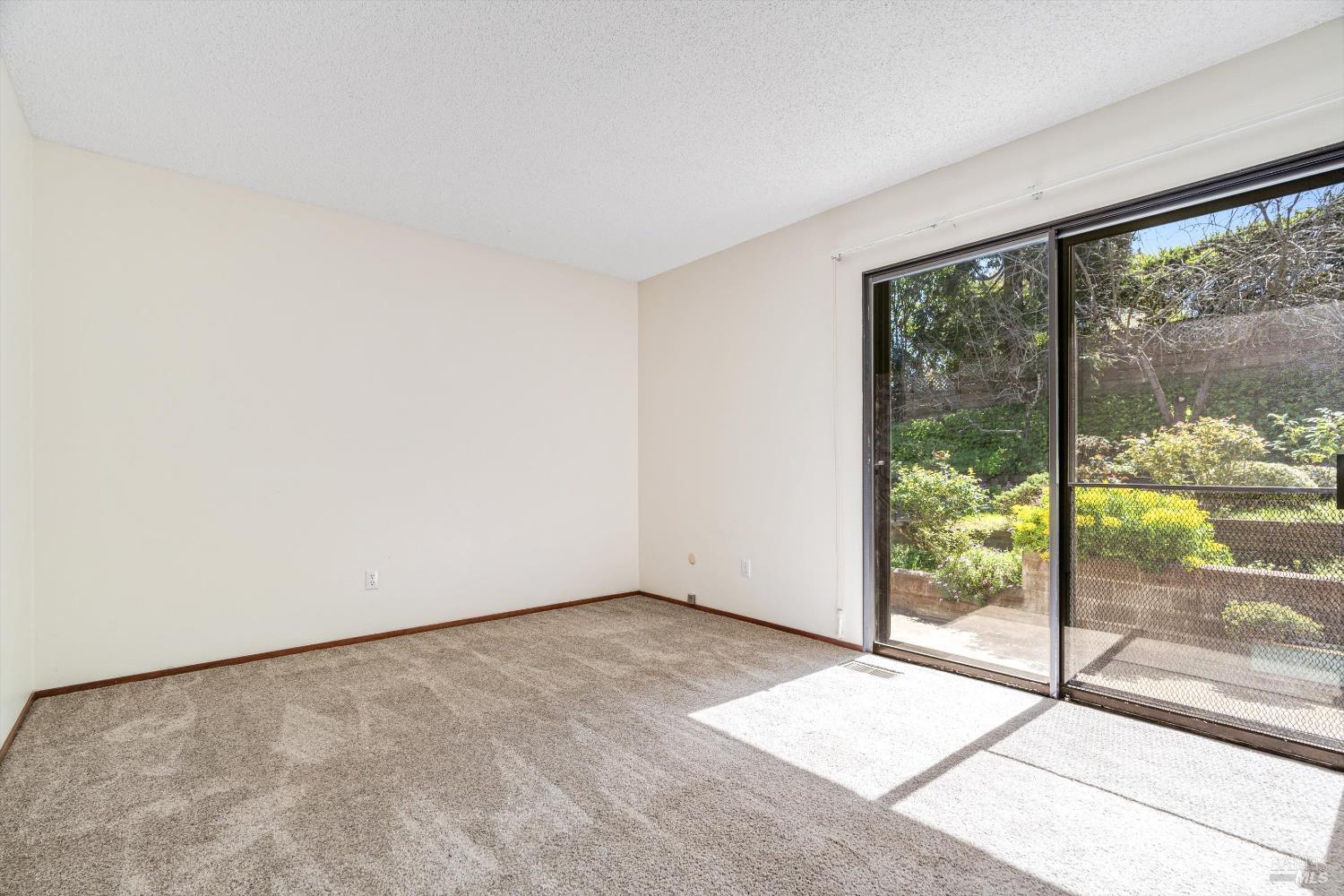 Detail Gallery Image 13 of 35 For 809 Gilardi Dr, Petaluma,  CA 94952 - 4 Beds | 2 Baths