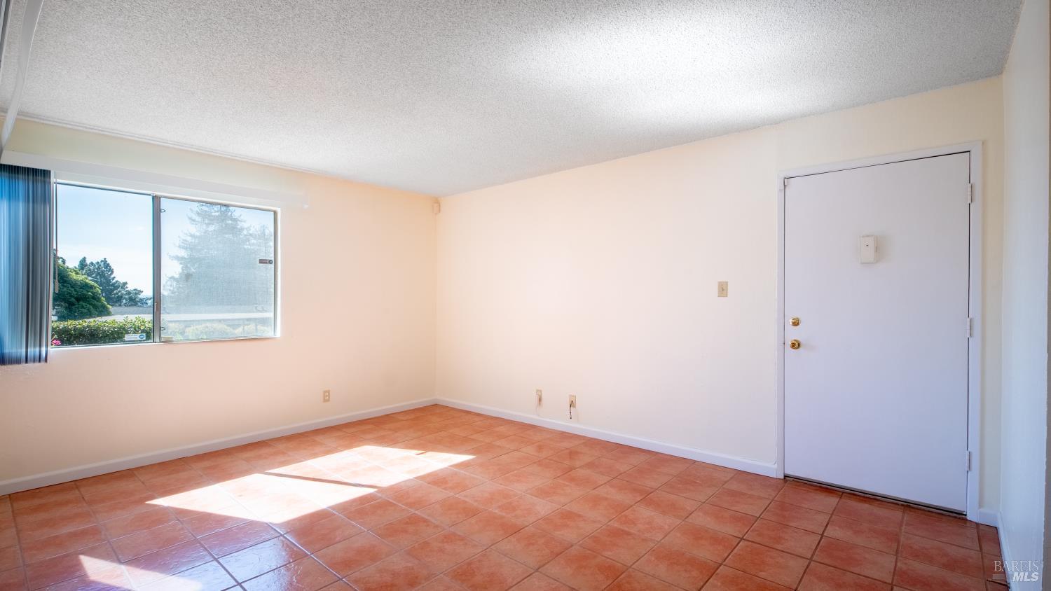 Detail Gallery Image 4 of 19 For 355 Parkview Ter #B7,  Vallejo,  CA 94589 - 1 Beds | 1 Baths