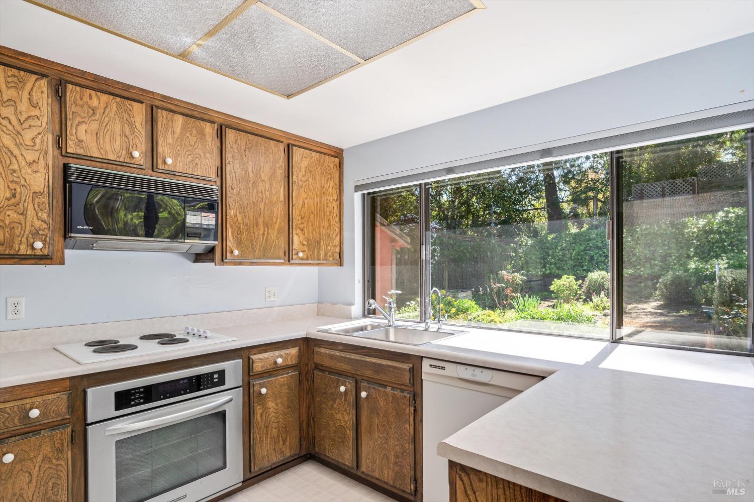 Detail Gallery Image 11 of 35 For 809 Gilardi Dr, Petaluma,  CA 94952 - 4 Beds | 2 Baths