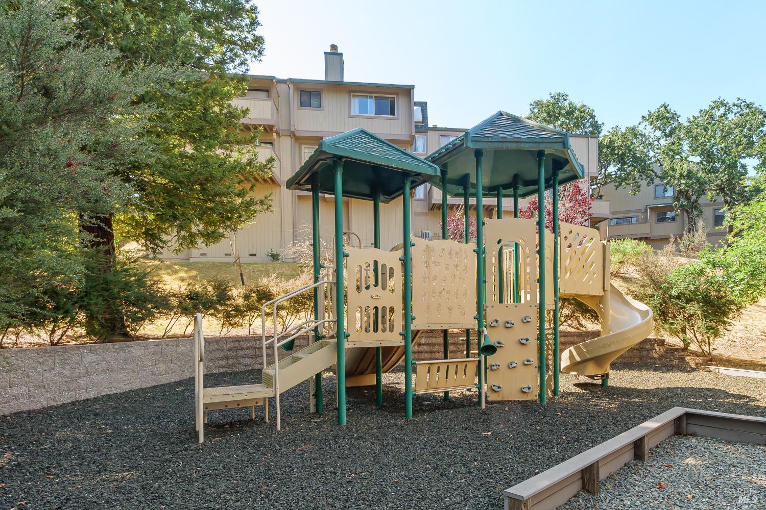 Detail Gallery Image 28 of 36 For 27 Mariposa Ln, Novato,  CA 94947 - 3 Beds | 2/1 Baths