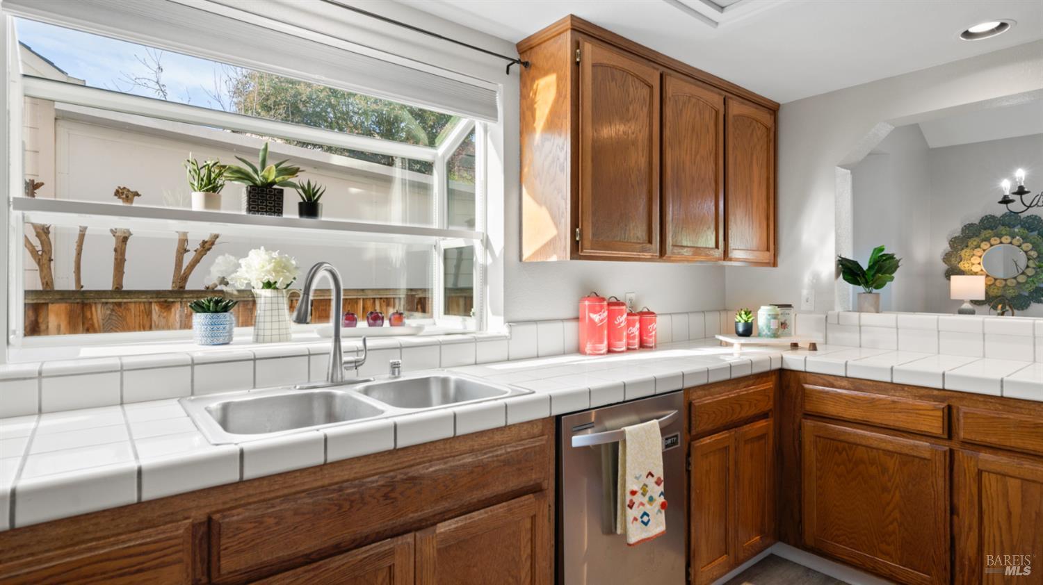 Detail Gallery Image 6 of 16 For 8 Bay Tree Ct, Cotati,  CA 94931 - 2 Beds | 2 Baths