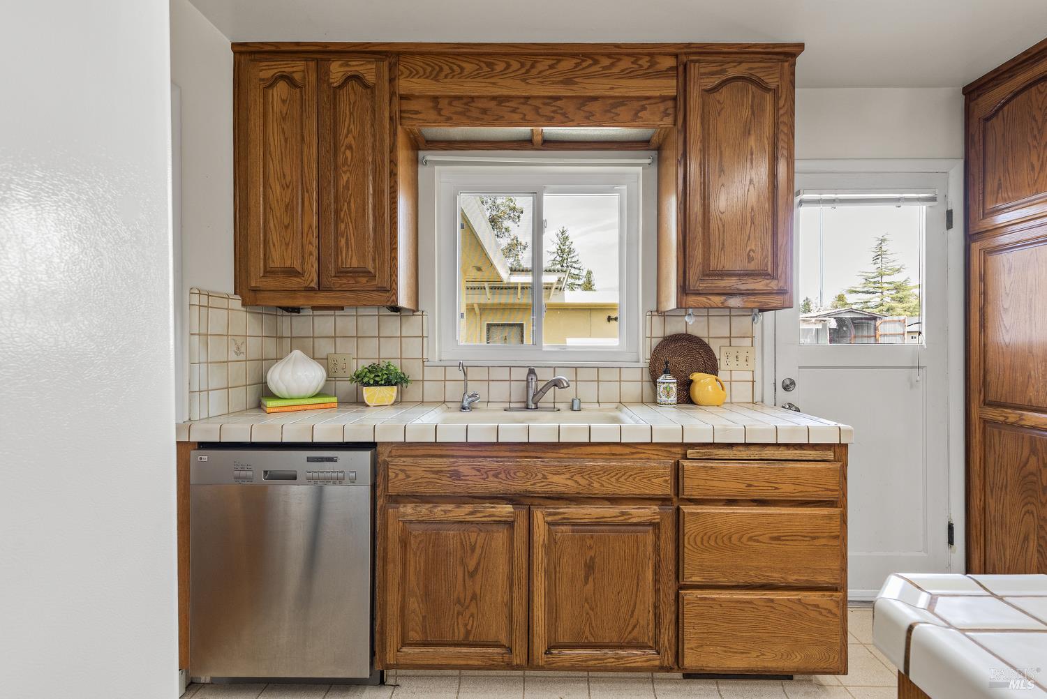 Detail Gallery Image 17 of 43 For 2241 Marsh Rd, Santa Rosa,  CA 95403 - 3 Beds | 1/1 Baths