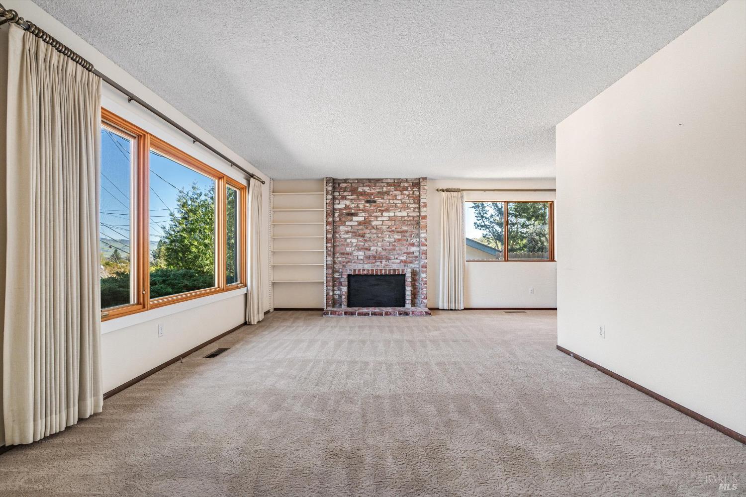 Detail Gallery Image 4 of 35 For 809 Gilardi Dr, Petaluma,  CA 94952 - 4 Beds | 2 Baths