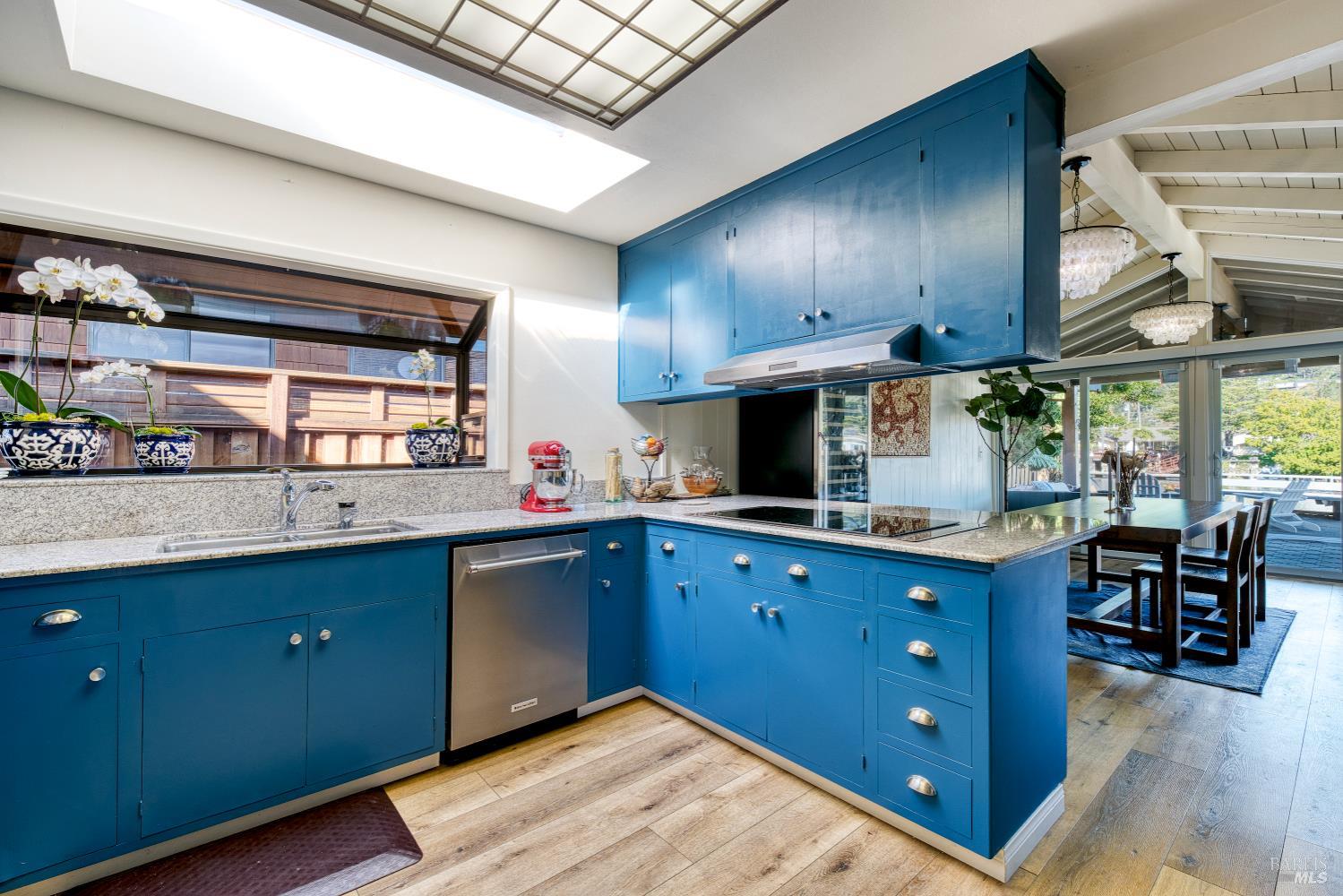 Detail Gallery Image 12 of 43 For 10 Capri Ct, San Rafael,  CA 94901 - 4 Beds | 3 Baths