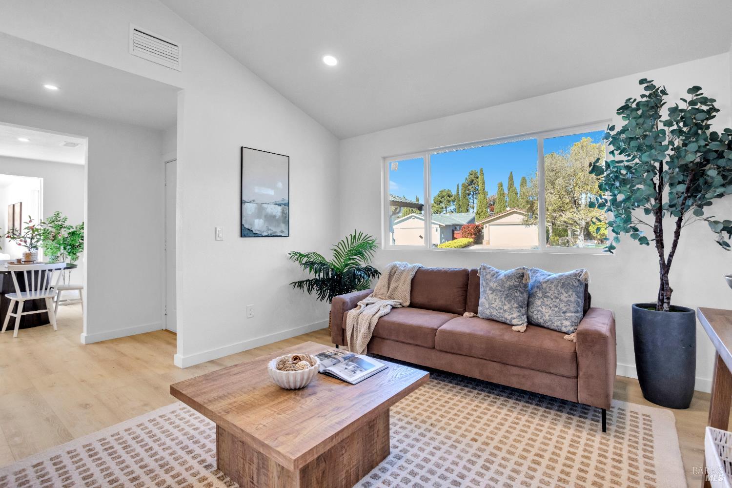 Detail Gallery Image 5 of 44 For 938 Sandy Cove Dr, Rodeo,  CA 94572 - 4 Beds | 2 Baths