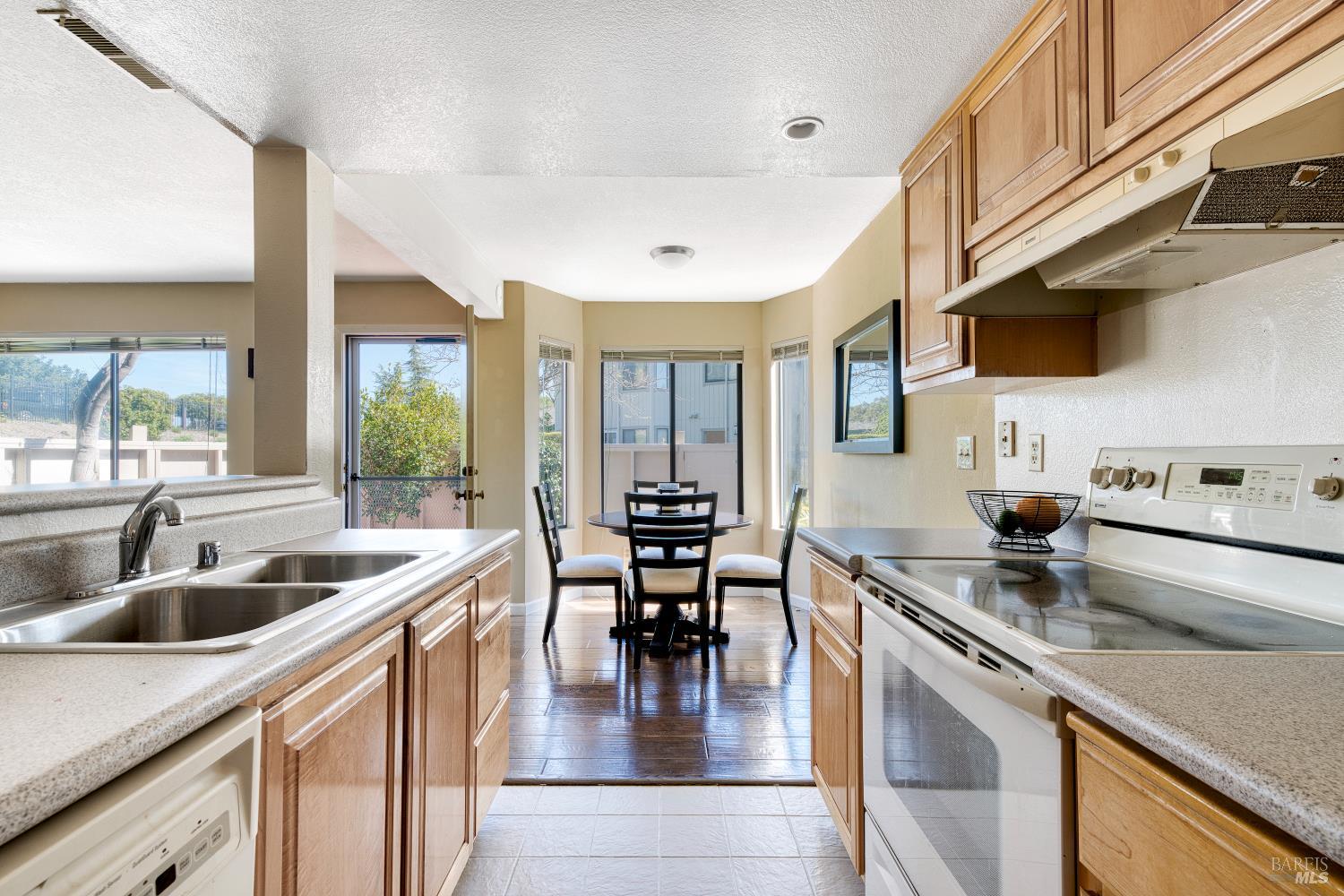 Detail Gallery Image 7 of 19 For 29 Sailmaker Ct, San Rafael,  CA 94903 - 2 Beds | 1 Baths