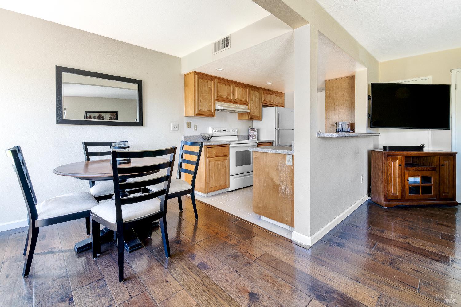 Detail Gallery Image 8 of 19 For 29 Sailmaker Ct, San Rafael,  CA 94903 - 2 Beds | 1 Baths