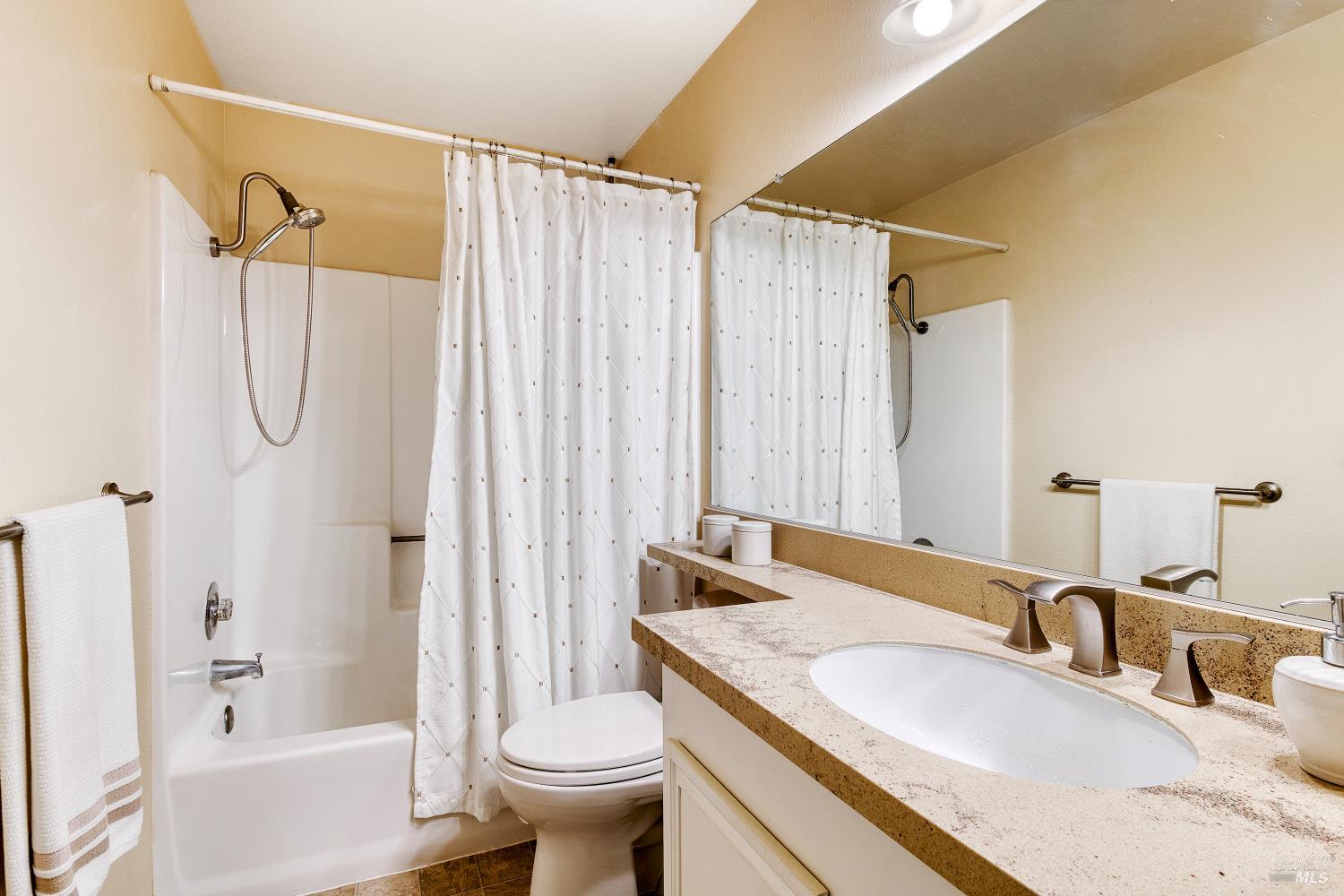 Detail Gallery Image 11 of 19 For 29 Sailmaker Ct, San Rafael,  CA 94903 - 2 Beds | 1 Baths