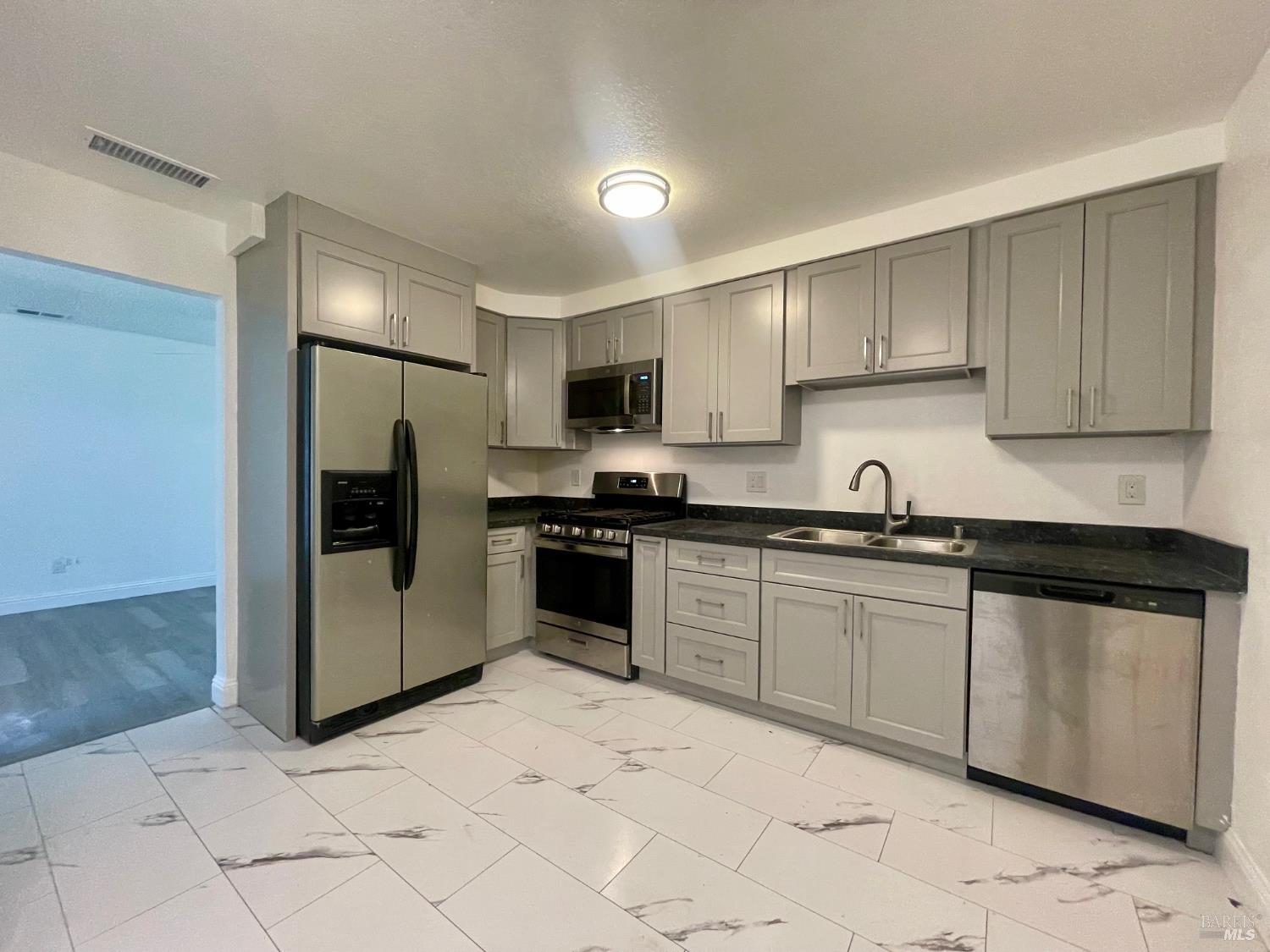 Detail Gallery Image 9 of 21 For 2932 Montclair Way, Fairfield,  CA 94534 - 3 Beds | 2 Baths