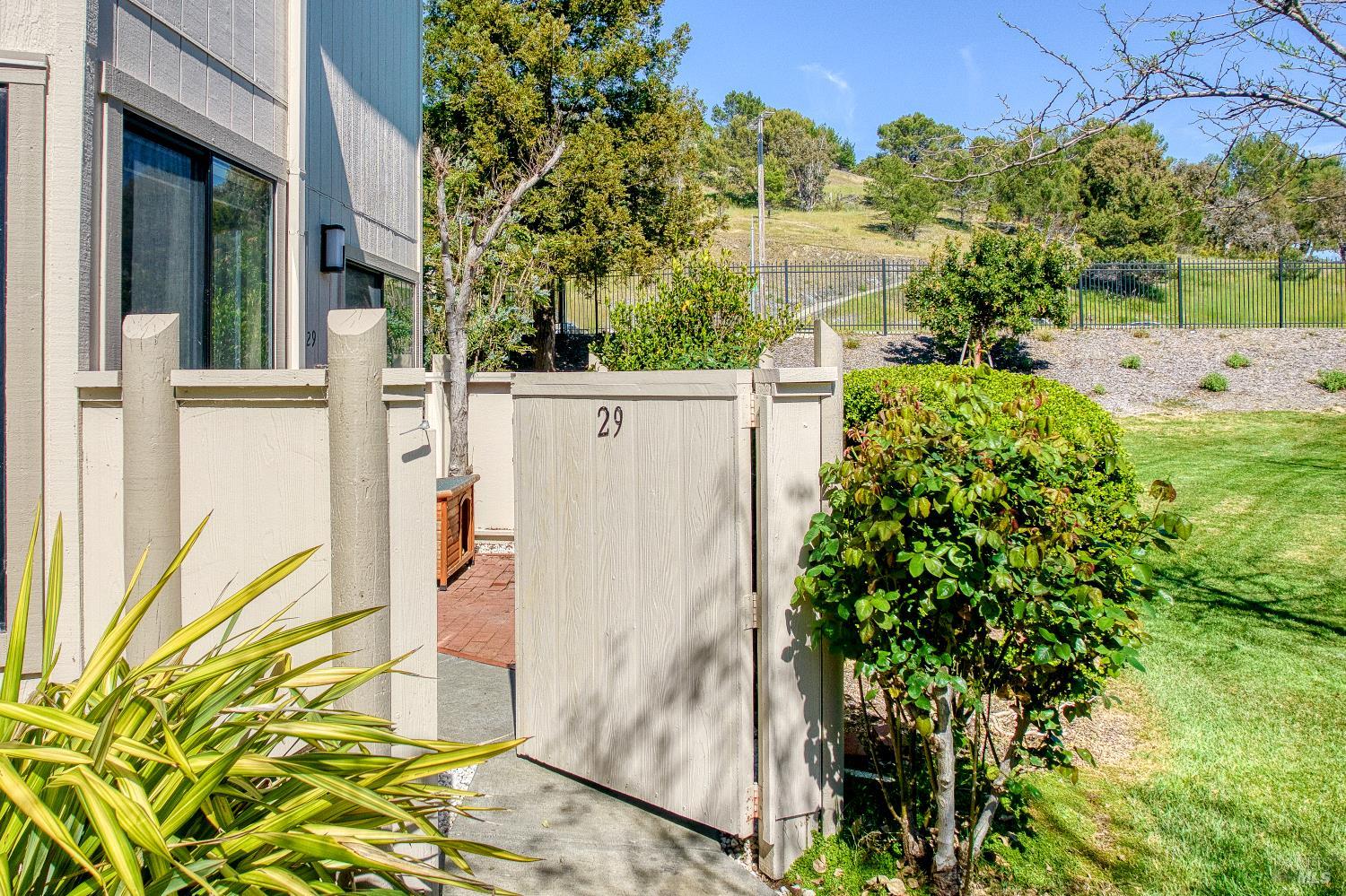 Detail Gallery Image 2 of 19 For 29 Sailmaker Ct, San Rafael,  CA 94903 - 2 Beds | 1 Baths